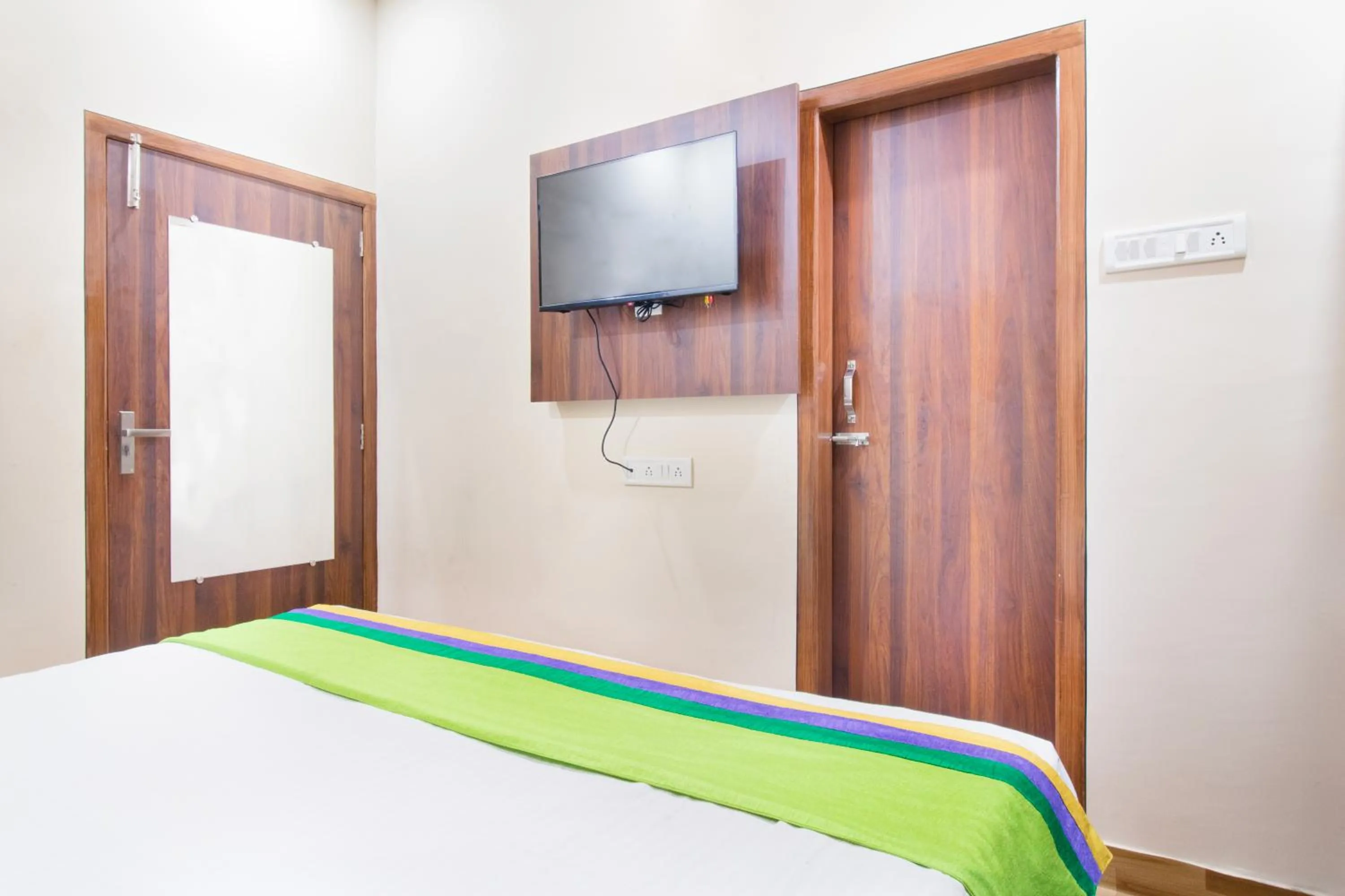 Bedroom, Bed in Treebo Royal Imperial, Bikaner Railway Station