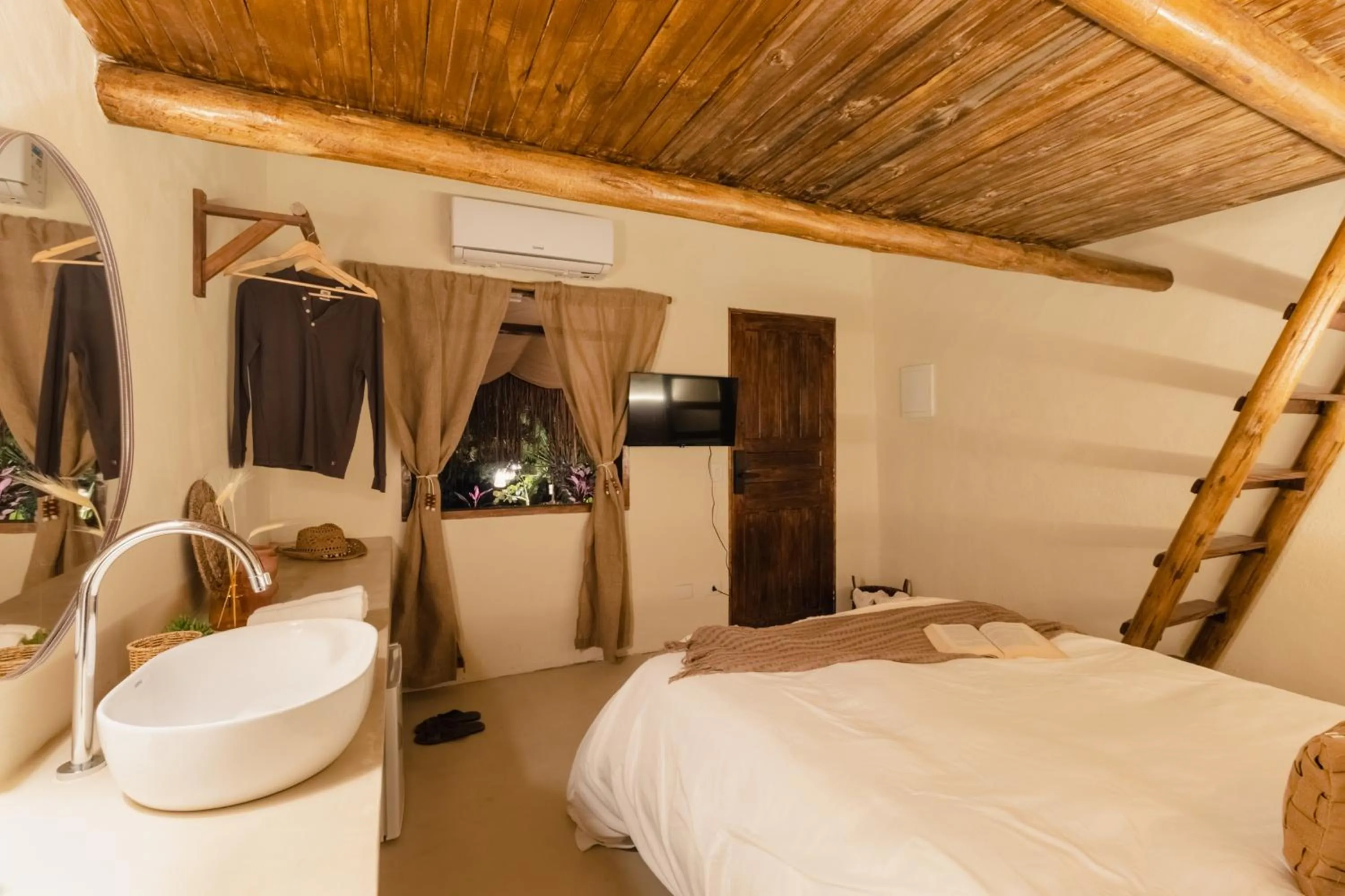 Photo of the whole room, Bed in Mōmento Itamambuca