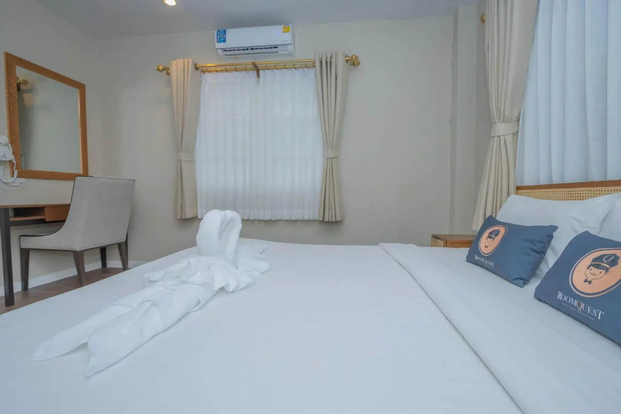 Photo of the whole room, Bed in RoomQuest The Peak Patong Hill Photo of the whole room, Bed in RoomQuest The Peak Patong Hill