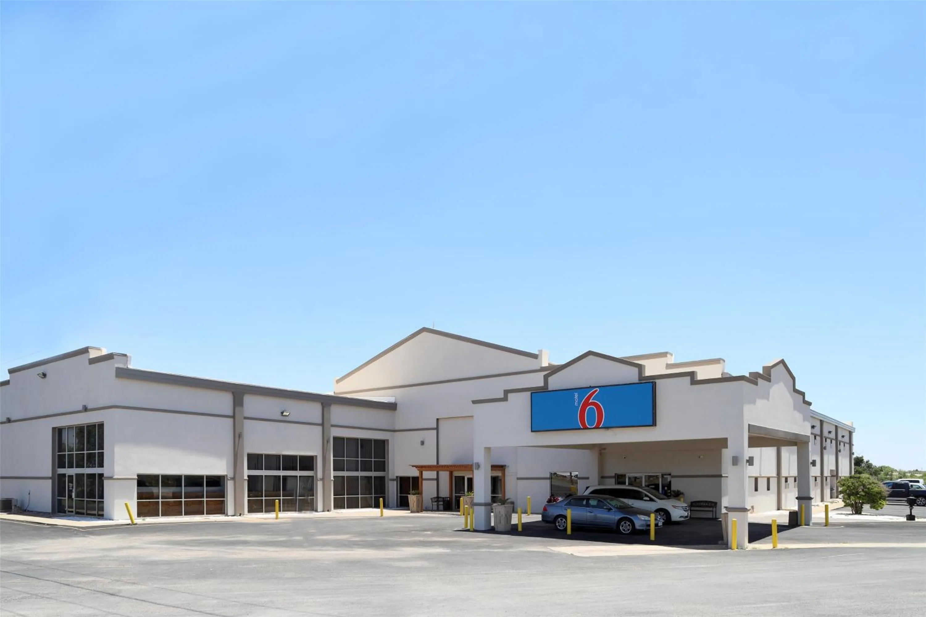 Property building in Motel 6-Snyder, TX