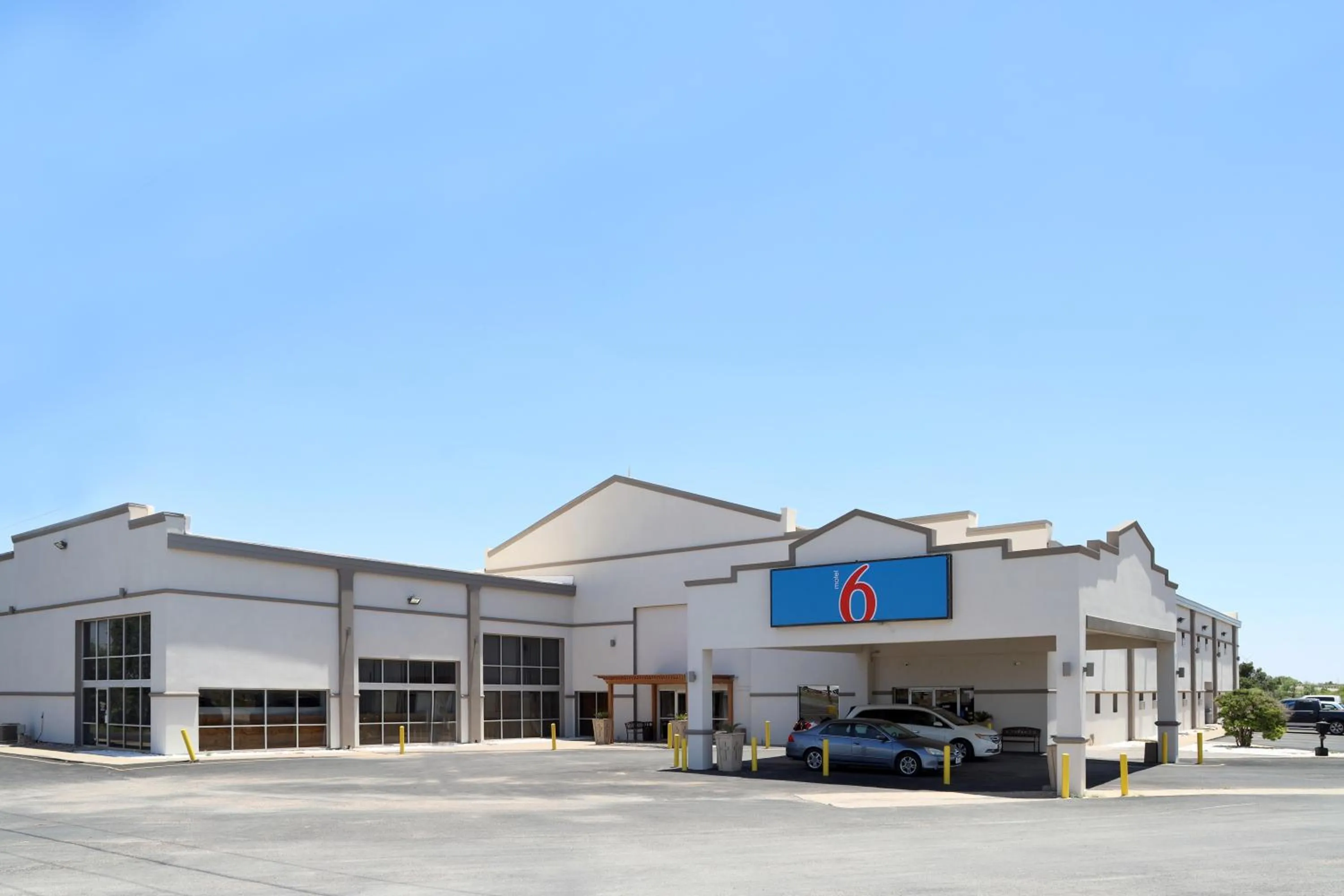 Property building in Motel 6-Snyder, TX