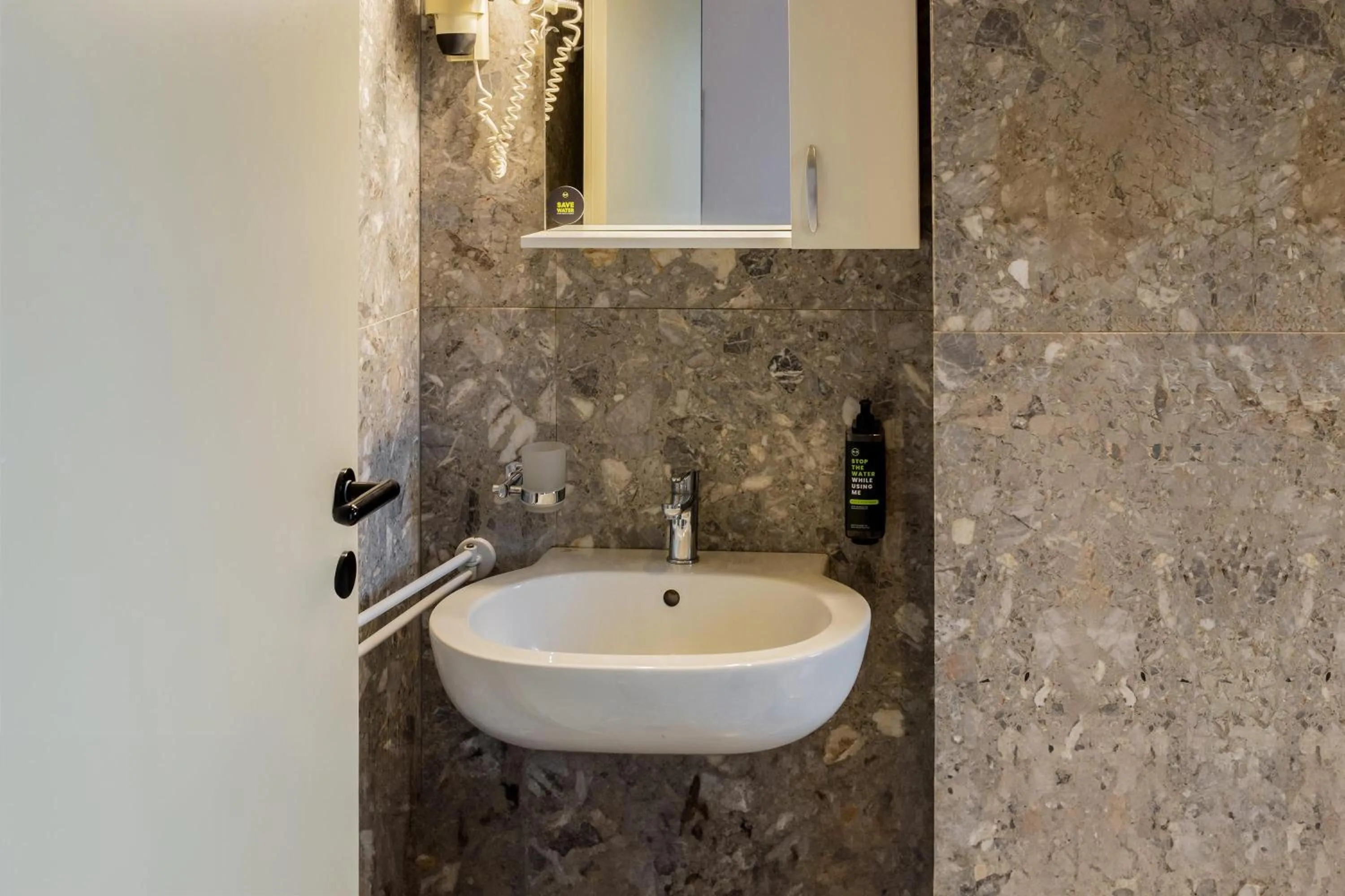 Bathroom in B&B HOTEL Bari Rondò