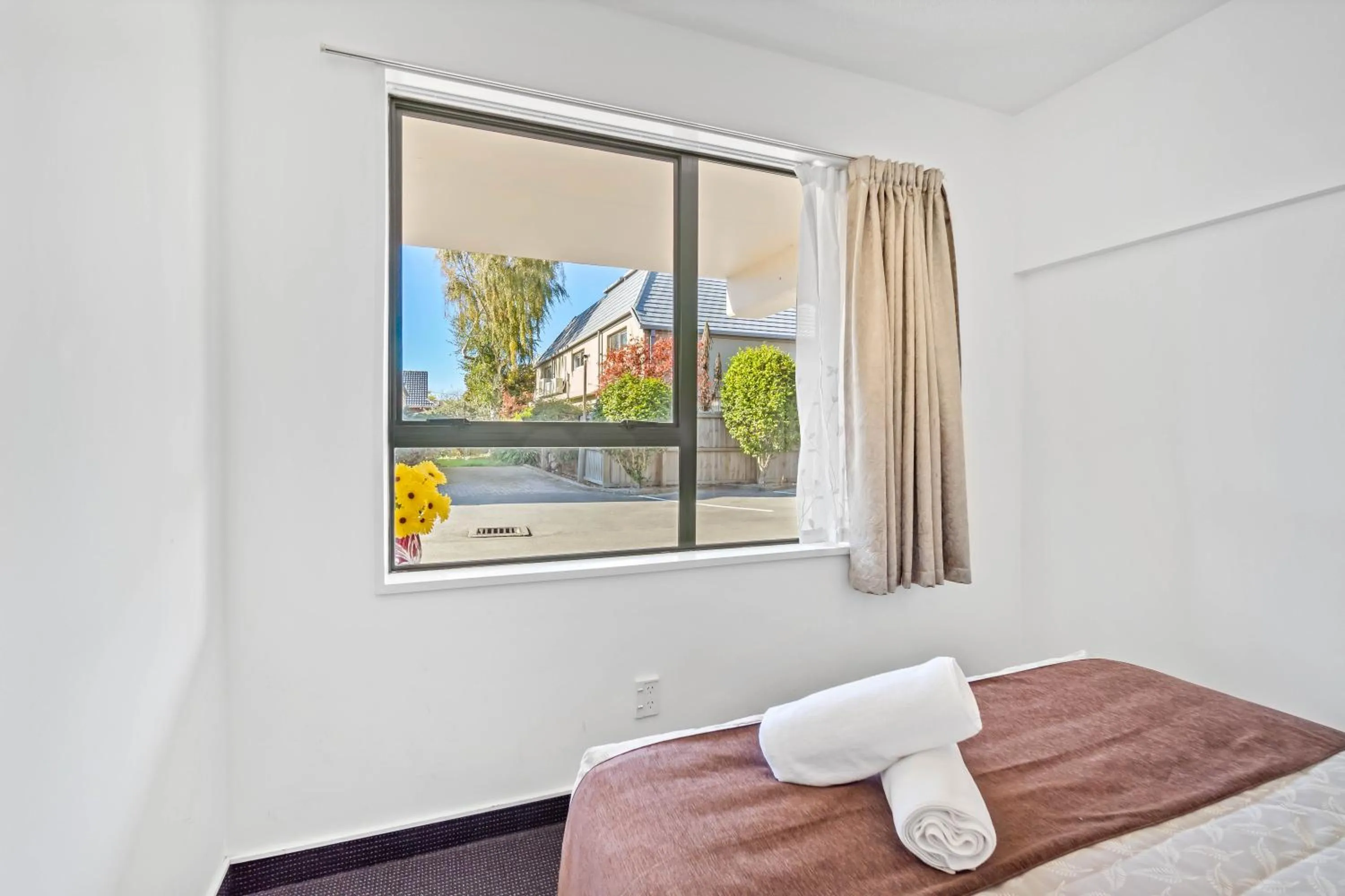 View (from property/room), Bed in Ascot Vale Motor Lodge