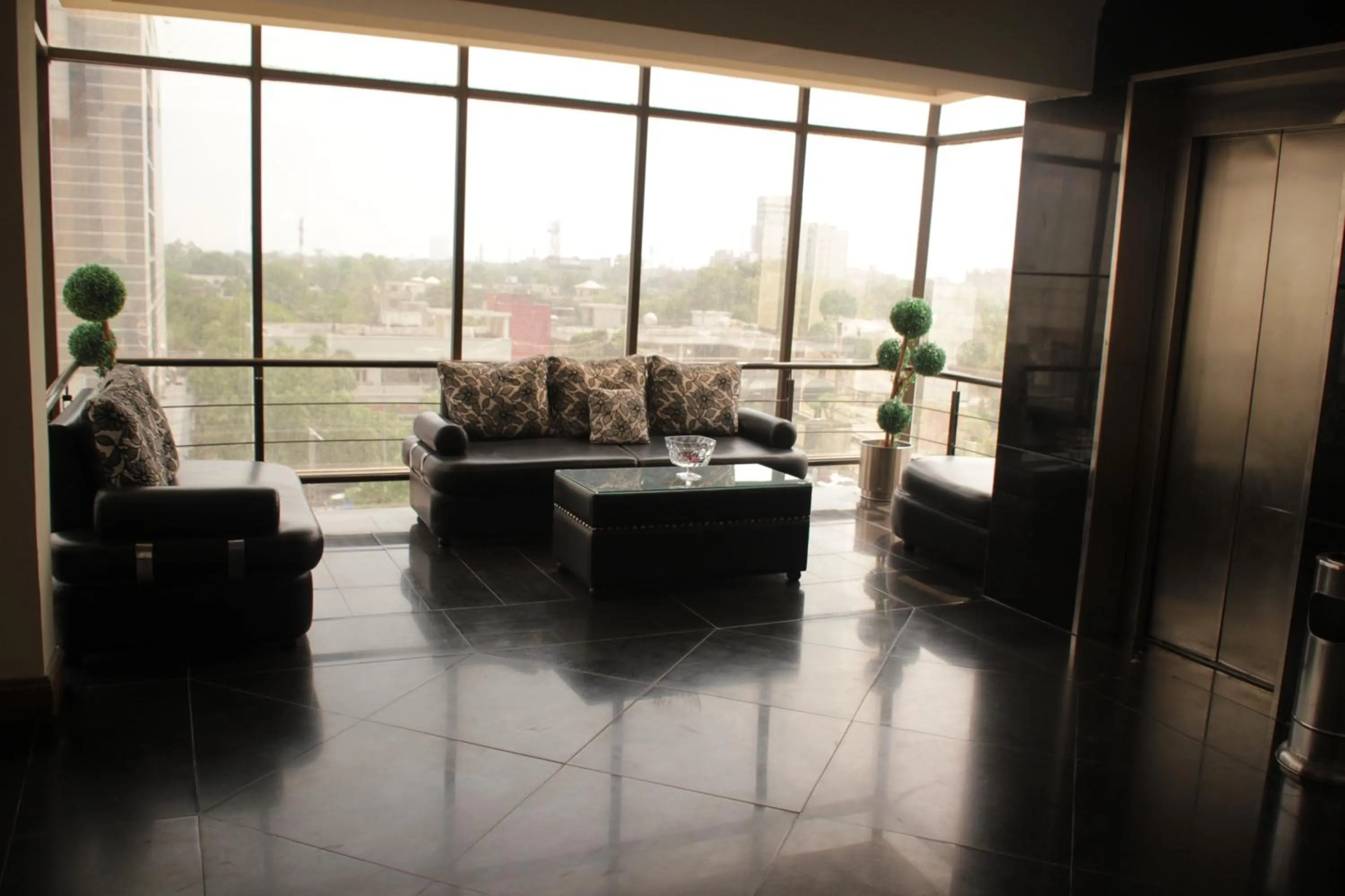 Living room in Hilton Suites Lahore