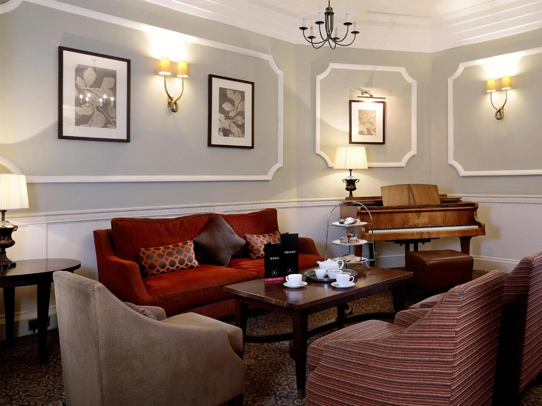 Communal lounge/ TV room in Macdonald New Blossoms Hotel Chester