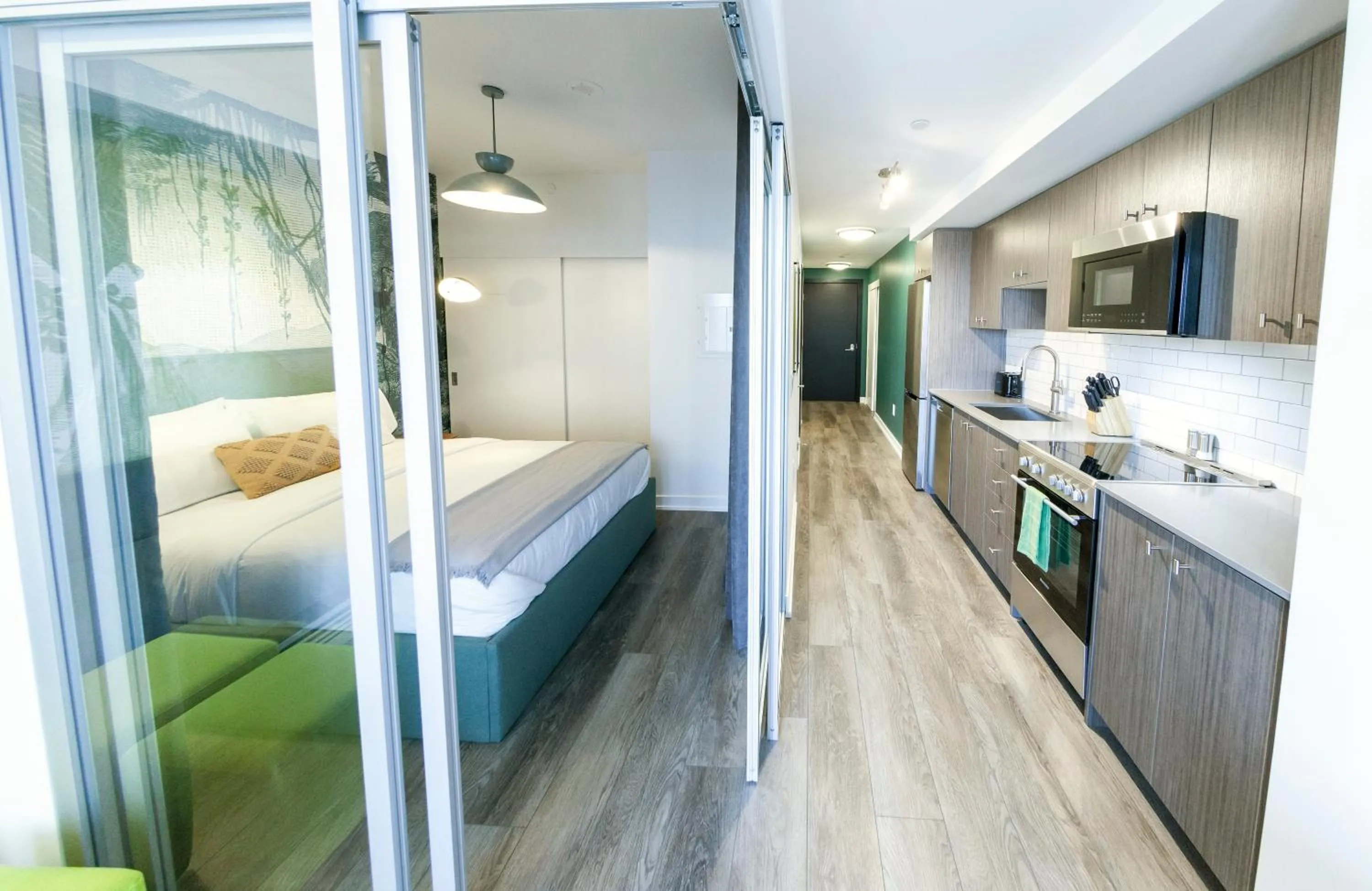 Kitchen or kitchenette, Bed in The Laundry Rooms Station Park Kitchener