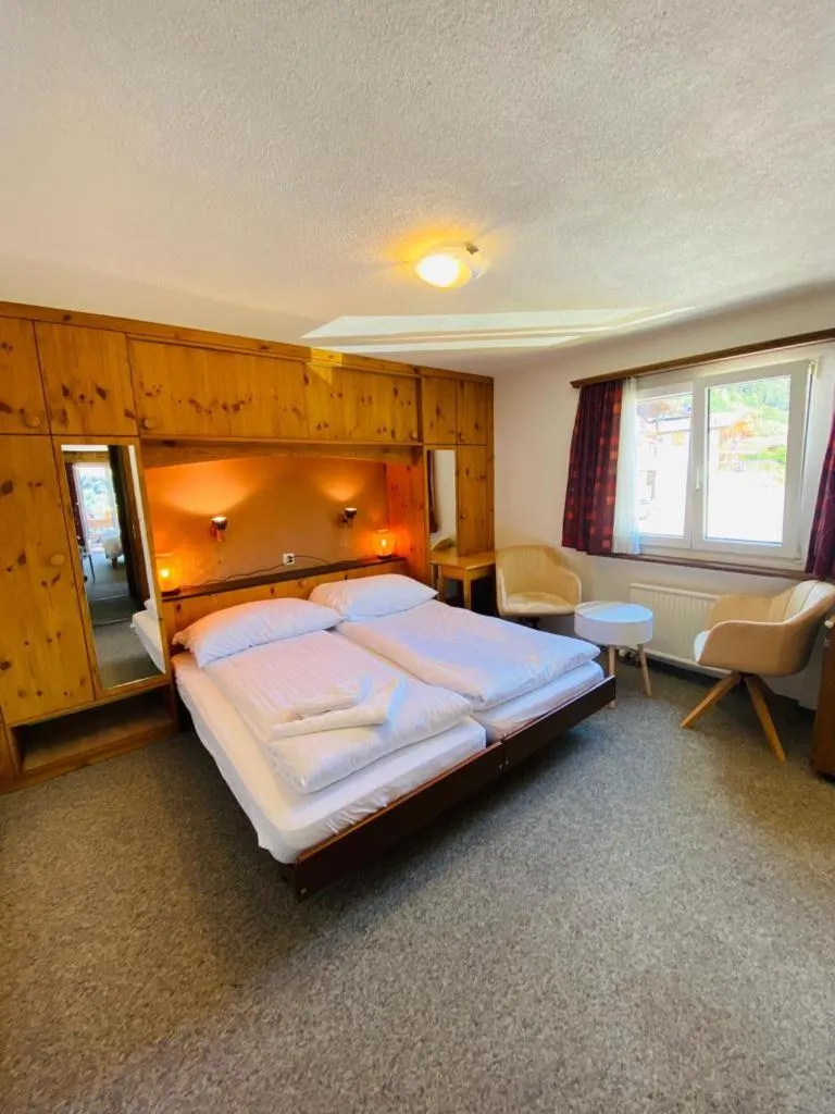 Double Room with Private Bathroom in Hotel Old JNN