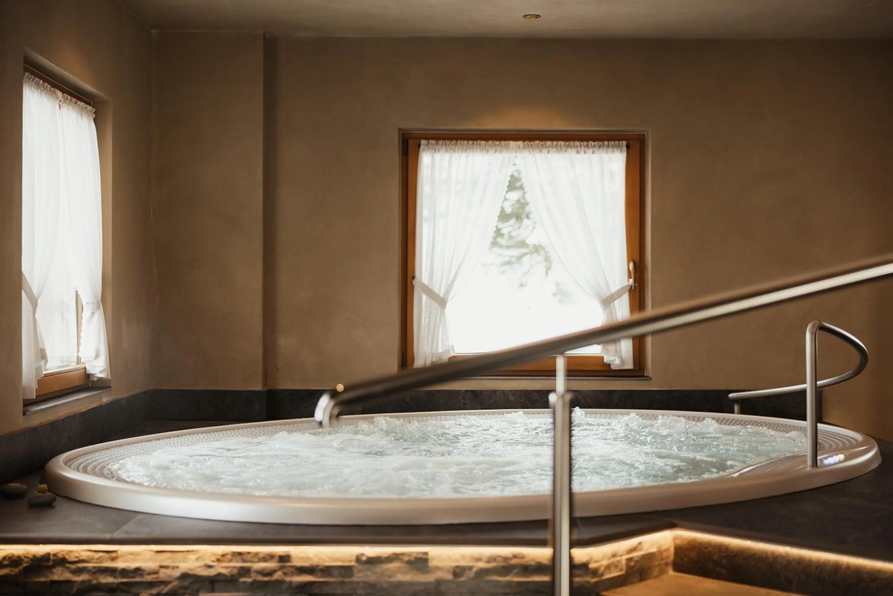 Hot Tub in Hotel Monte Cherz