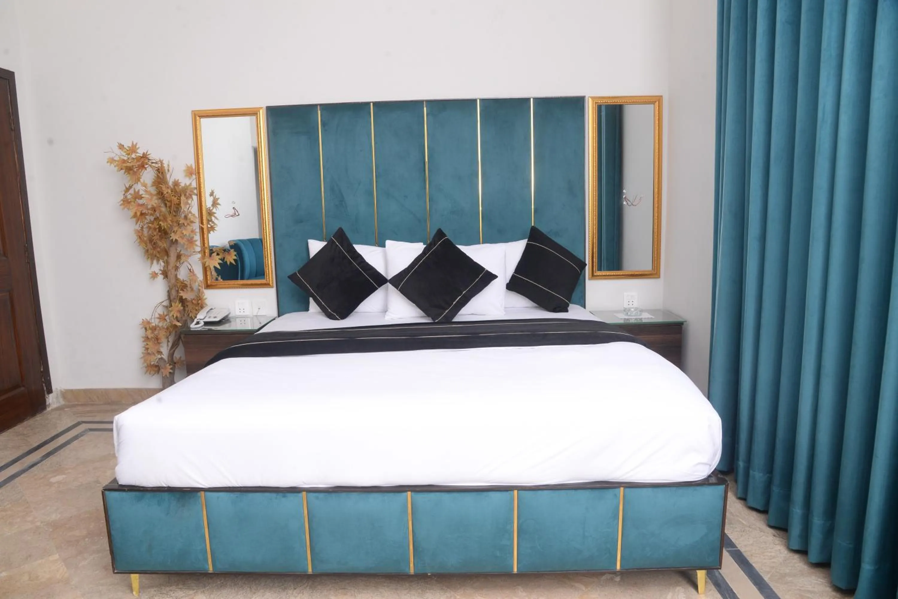 Deluxe Double Room in Hotel Five Season Lahore
