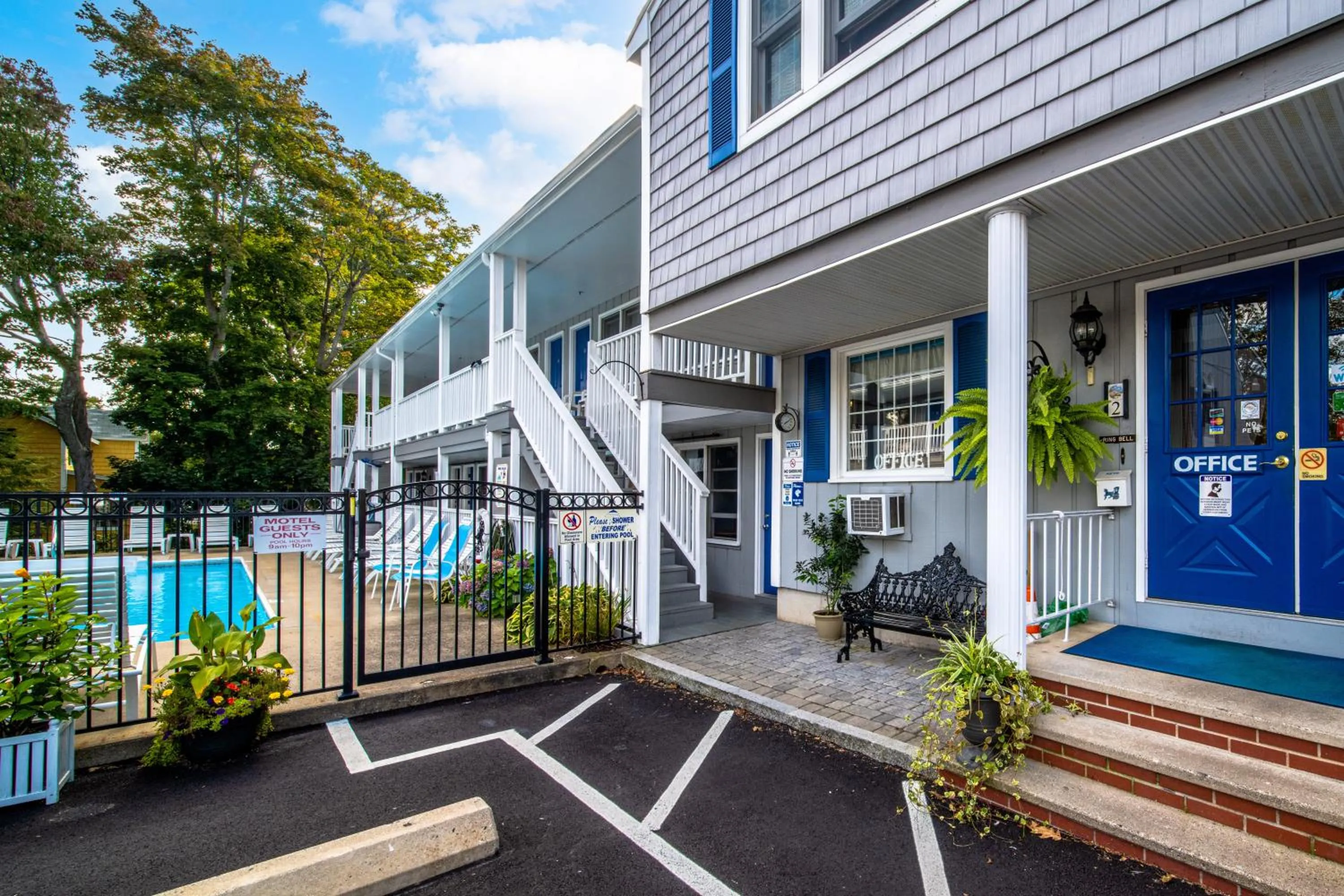 Facade/entrance in Stage Run by the Sea