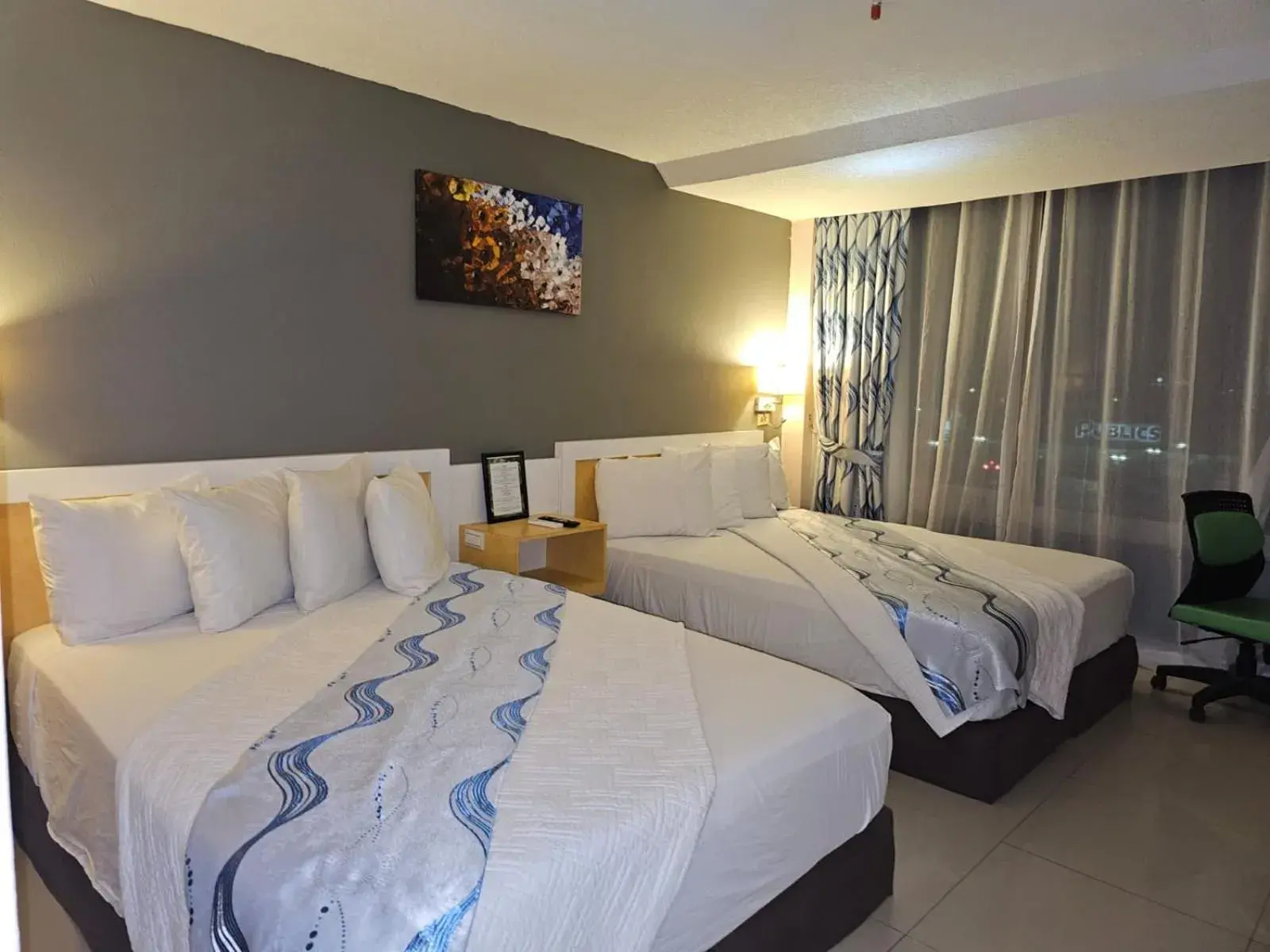 Deluxe Double Room (2 Adults + 1 Child) in Golden Tree Hotel Belize Deluxe Double Room (2 Adults + 1 Child) in Golden Tree Hotel Belize
