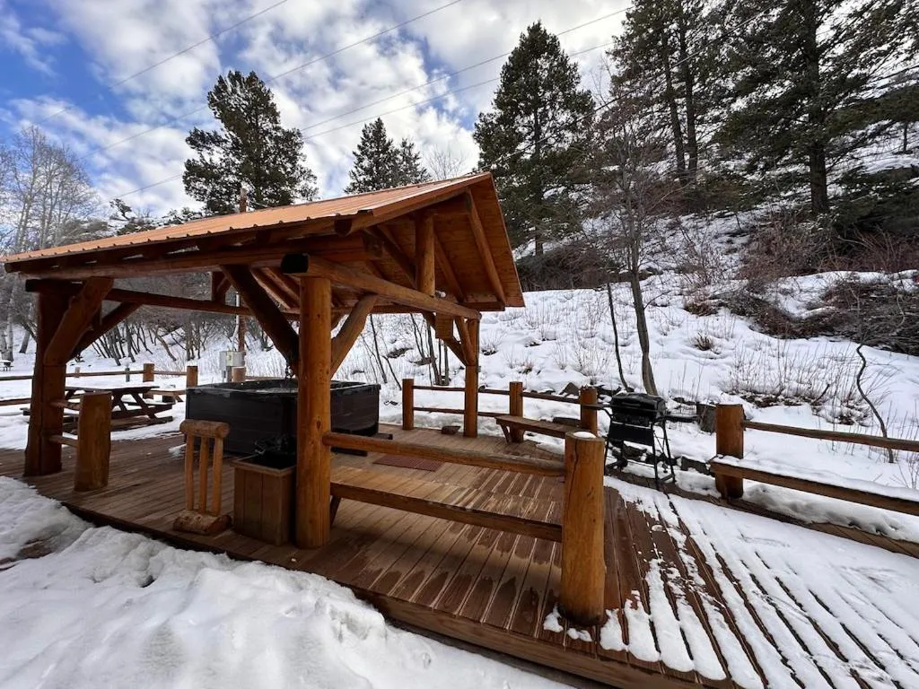 Day in Ute Bluff Lodge, Cabins and RV park