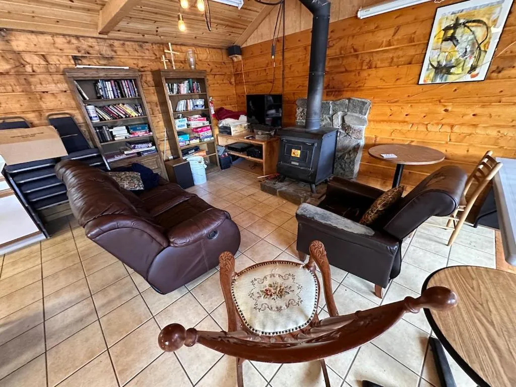 Communal lounge/ TV room in Ute Bluff Lodge, Cabins and RV park