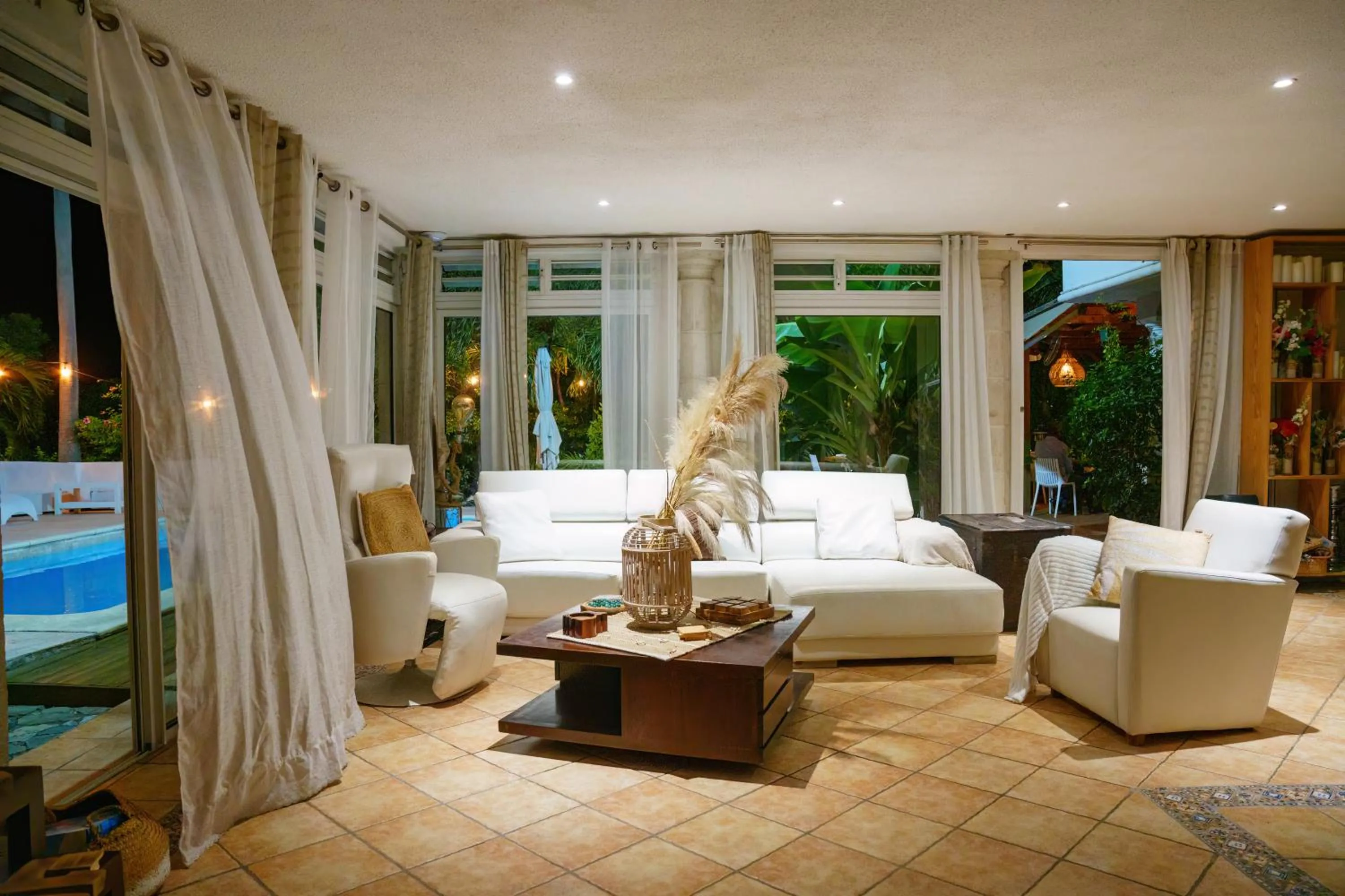 Communal lounge/ TV room in Villa Kapresse du 978 - Guest house