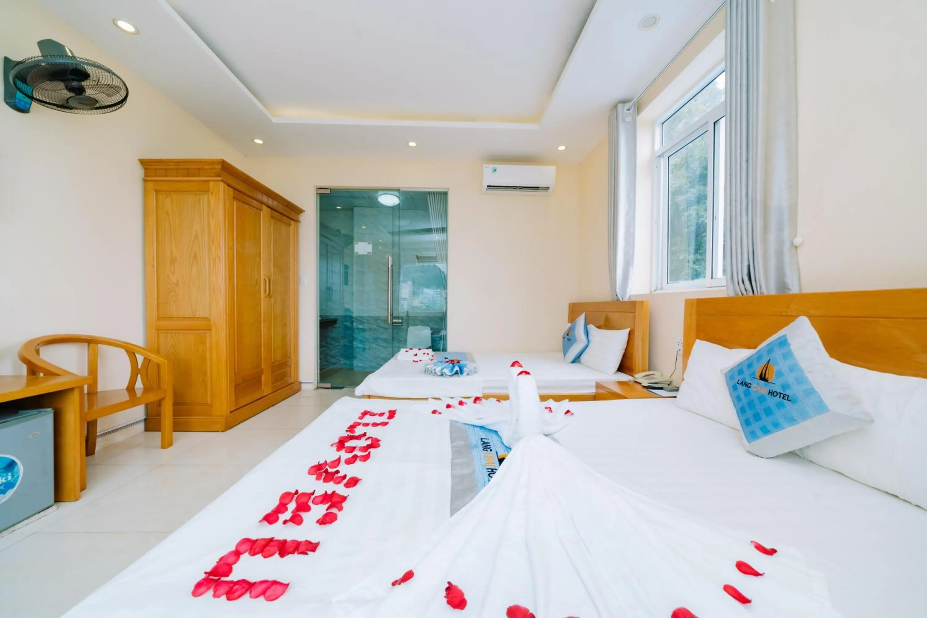 Bed in Lang Chai Hotel Cat Ba