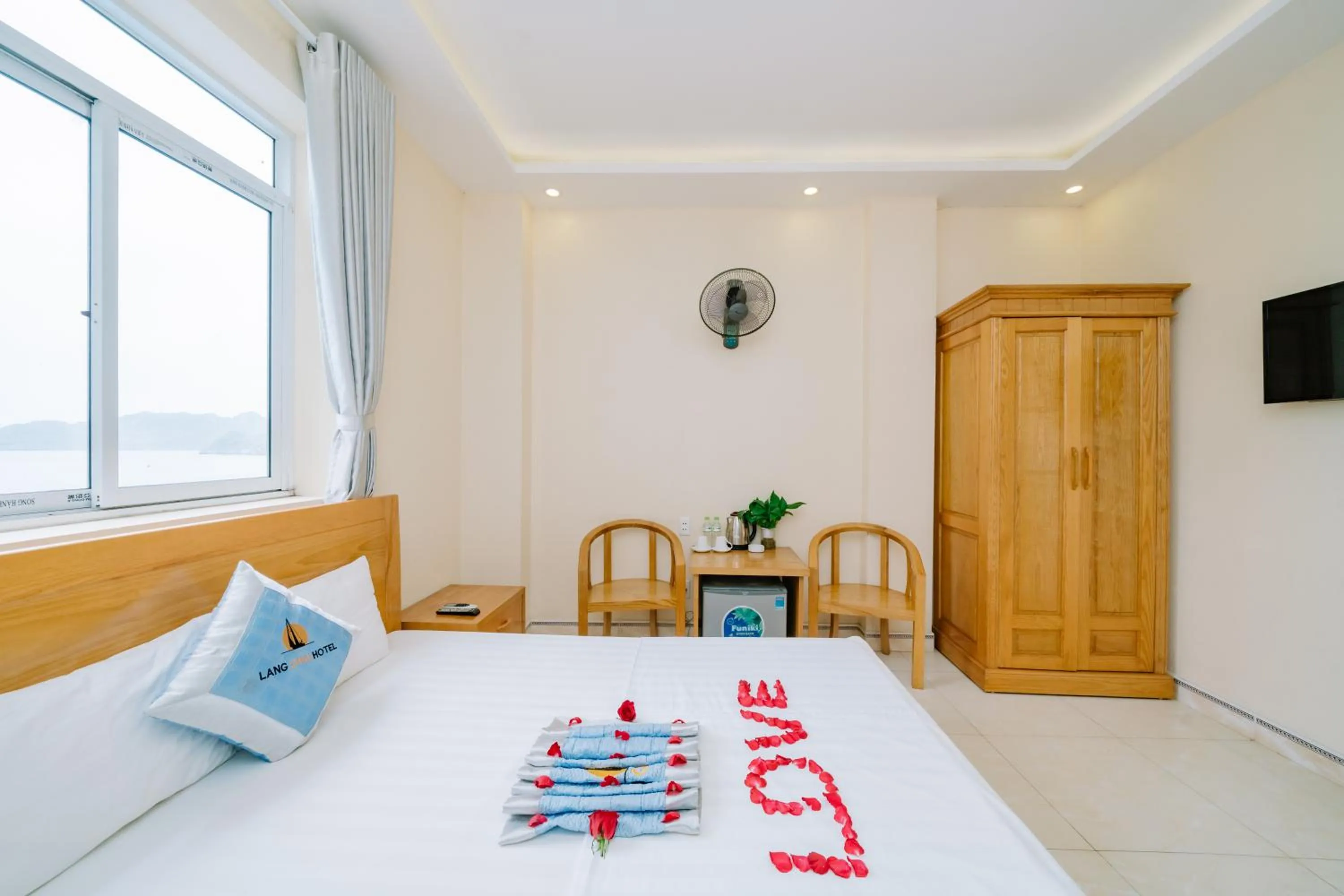 Bed in Lang Chai Hotel Cat Ba