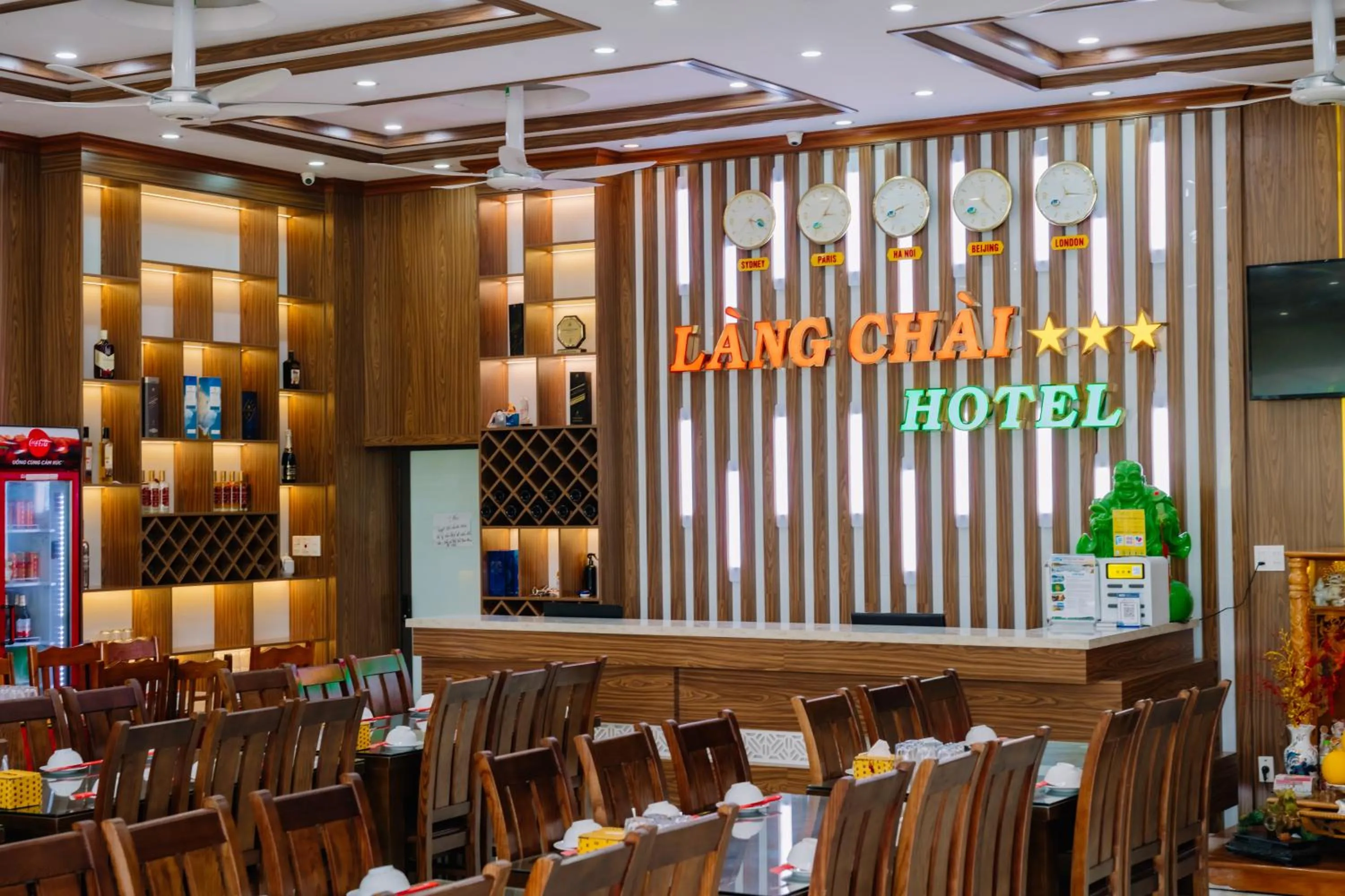 Communal lounge/ TV room in Lang Chai Hotel Cat Ba