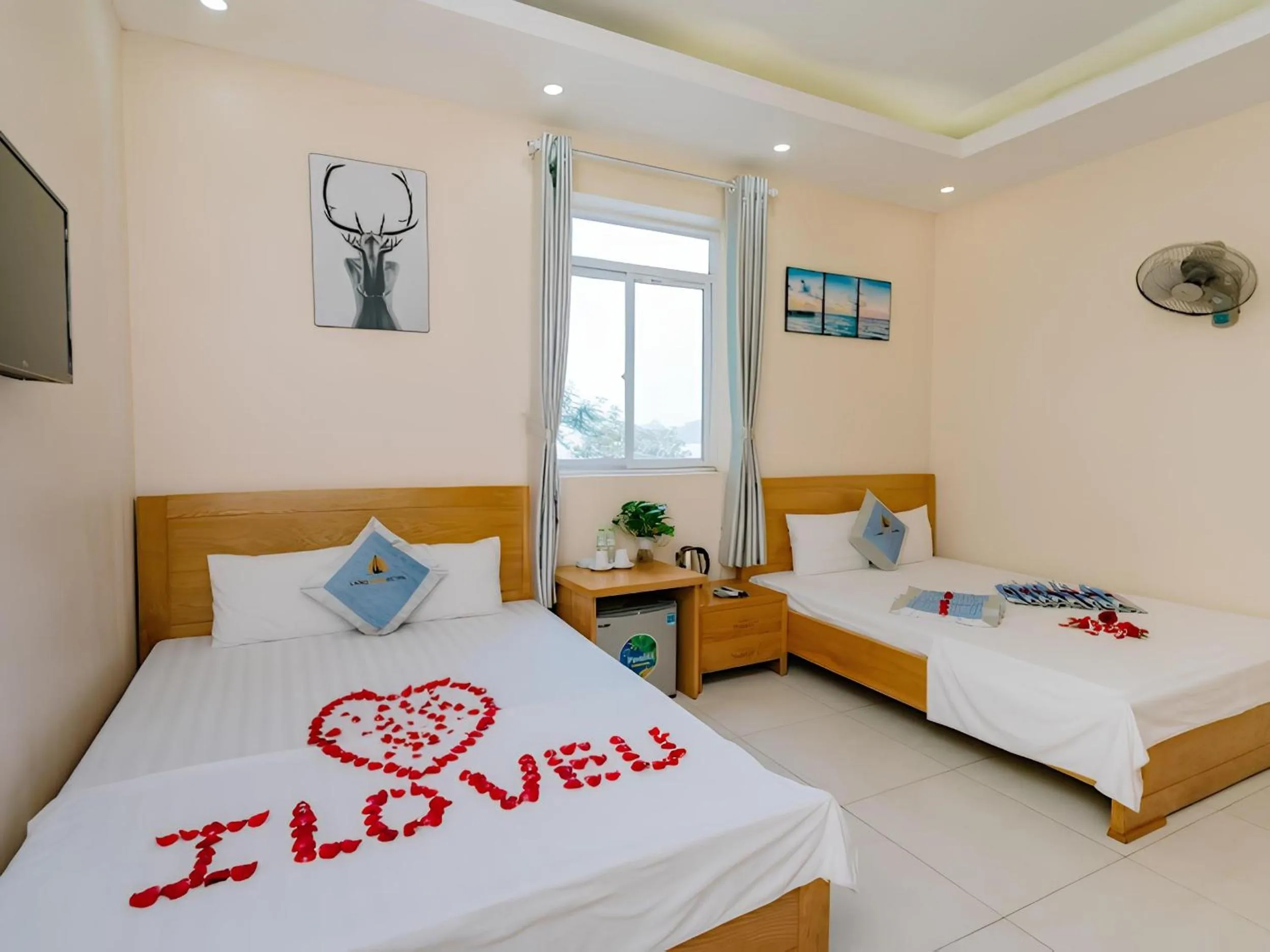 Bed in Lang Chai Hotel Cat Ba