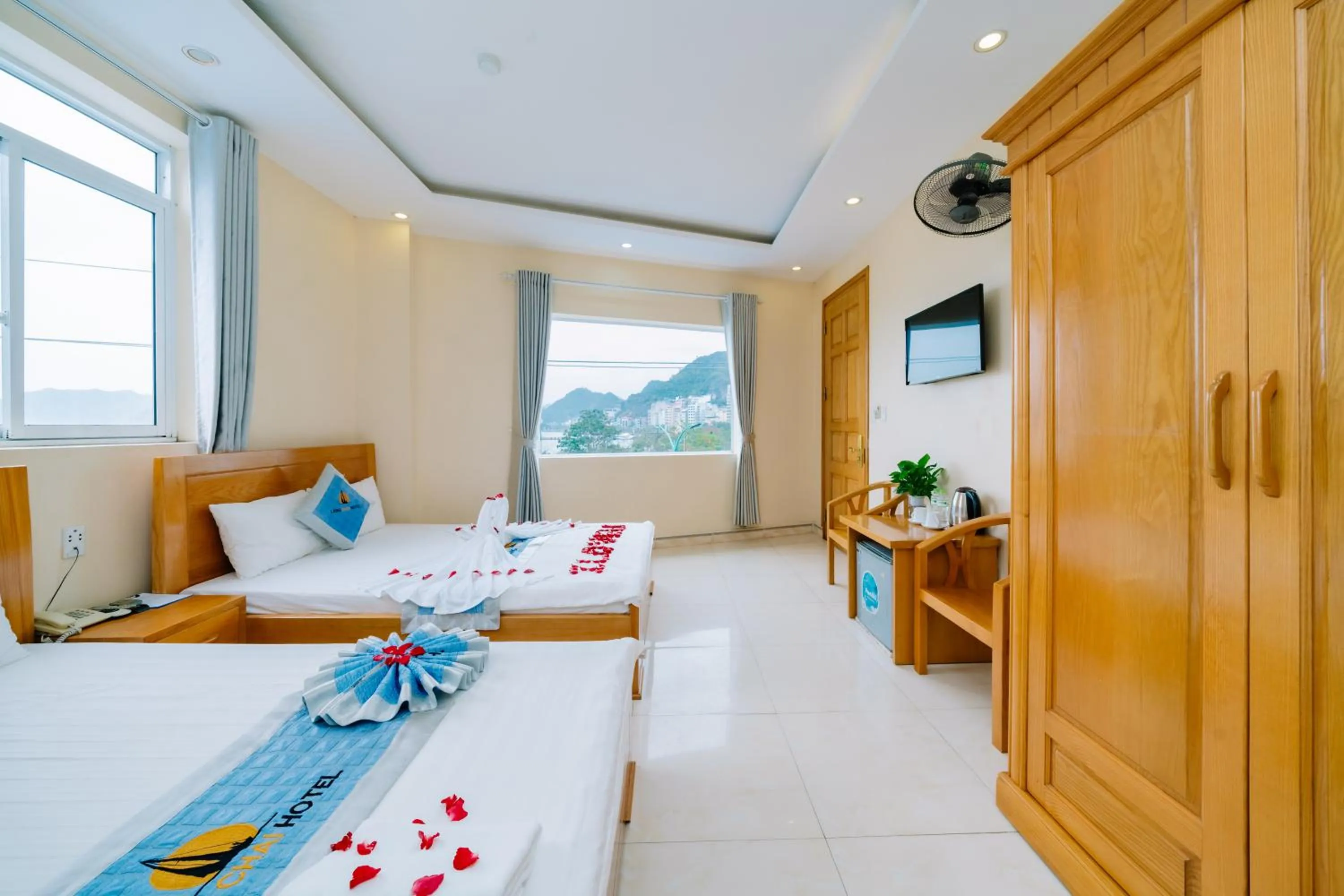 Bed in Lang Chai Hotel Cat Ba