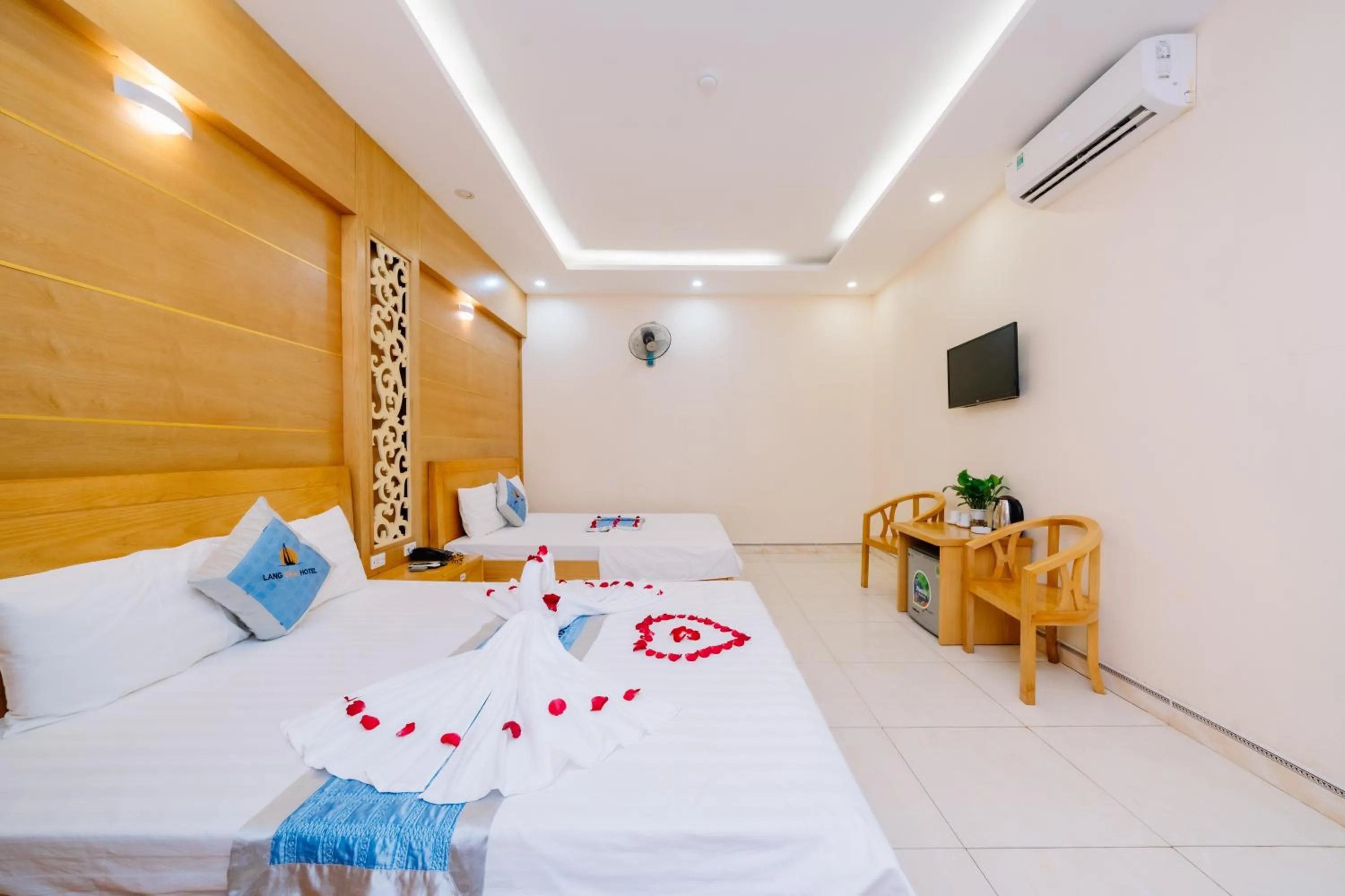 Bed in Lang Chai Hotel Cat Ba