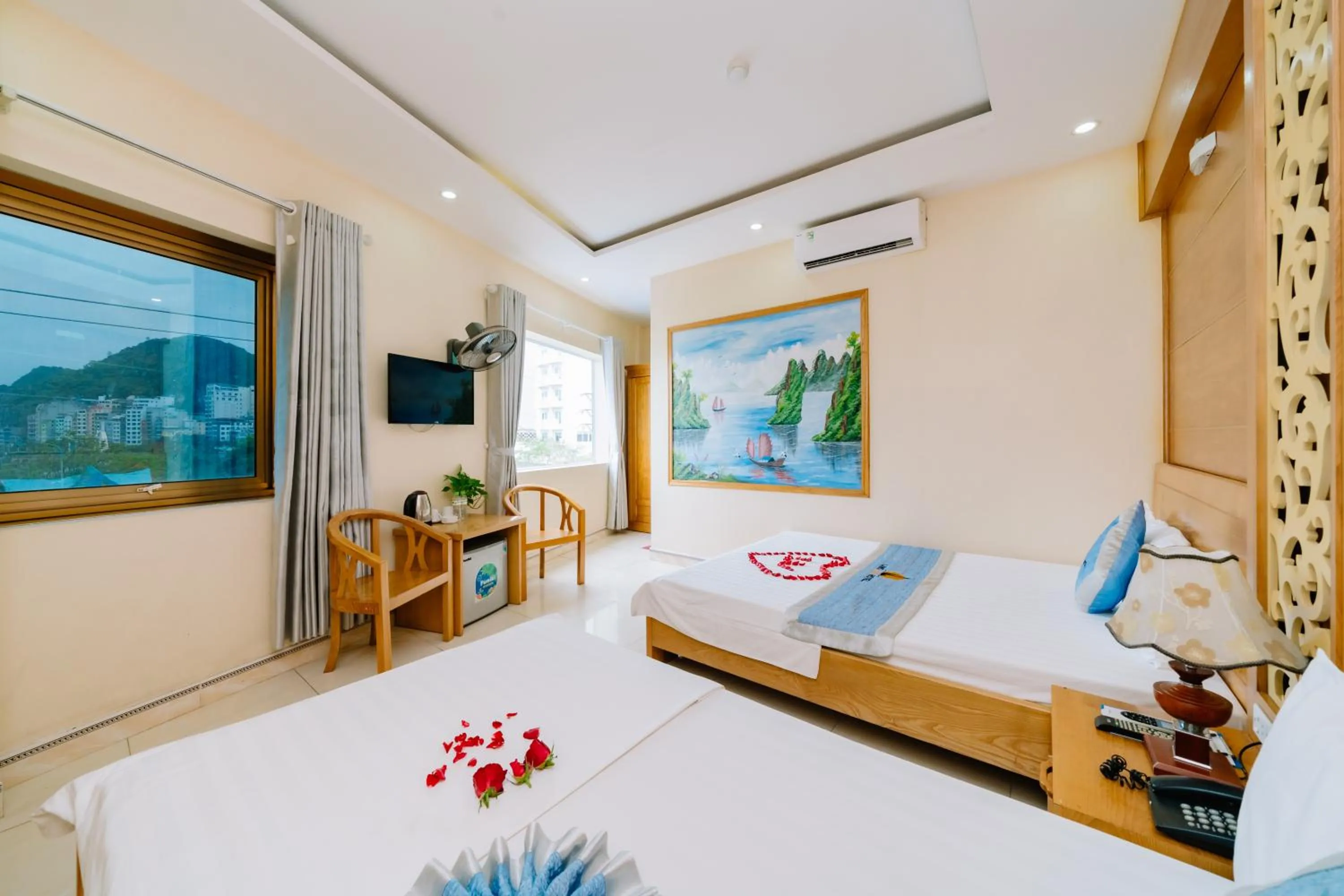 Bed in Lang Chai Hotel Cat Ba