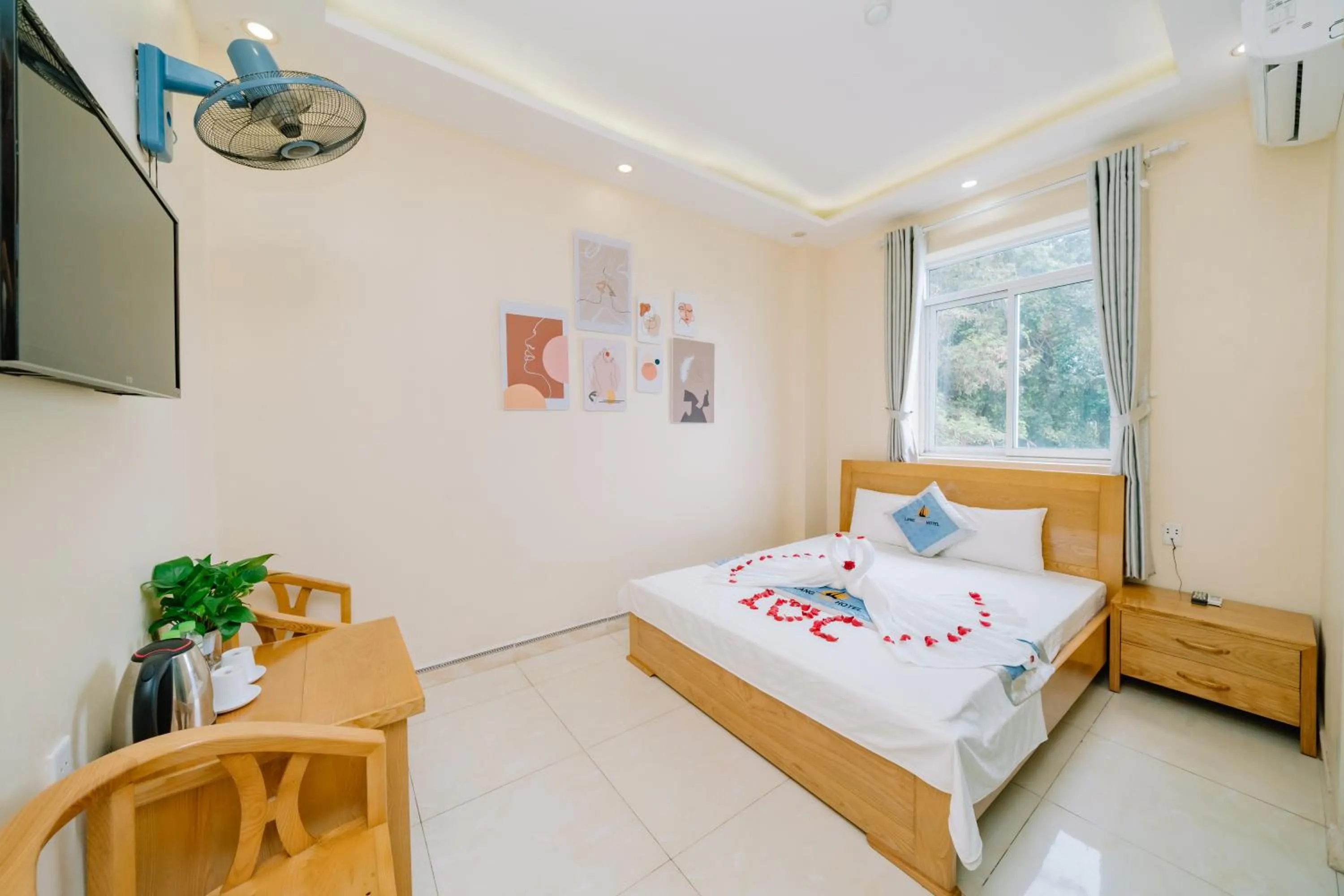 Bed in Lang Chai Hotel Cat Ba