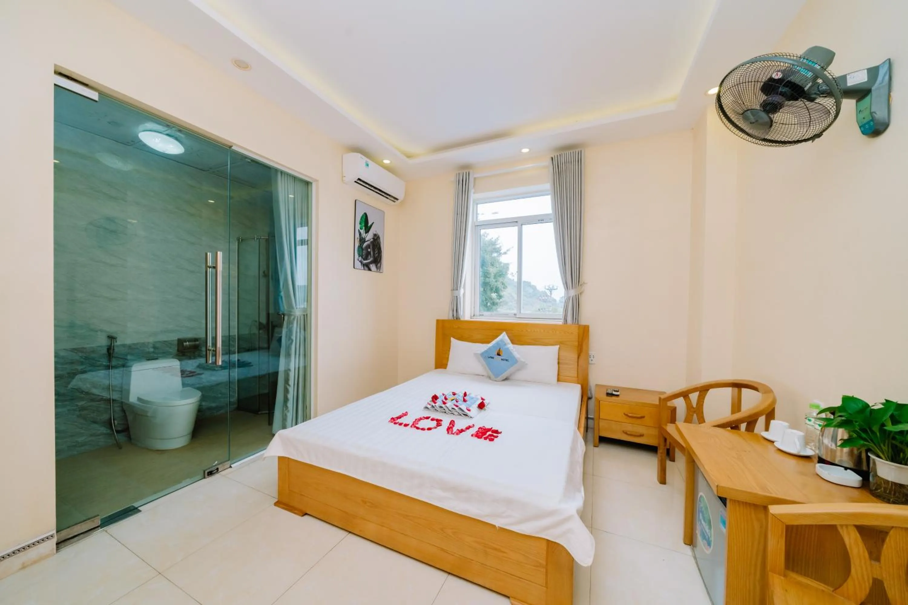 Bed in Lang Chai Hotel Cat Ba