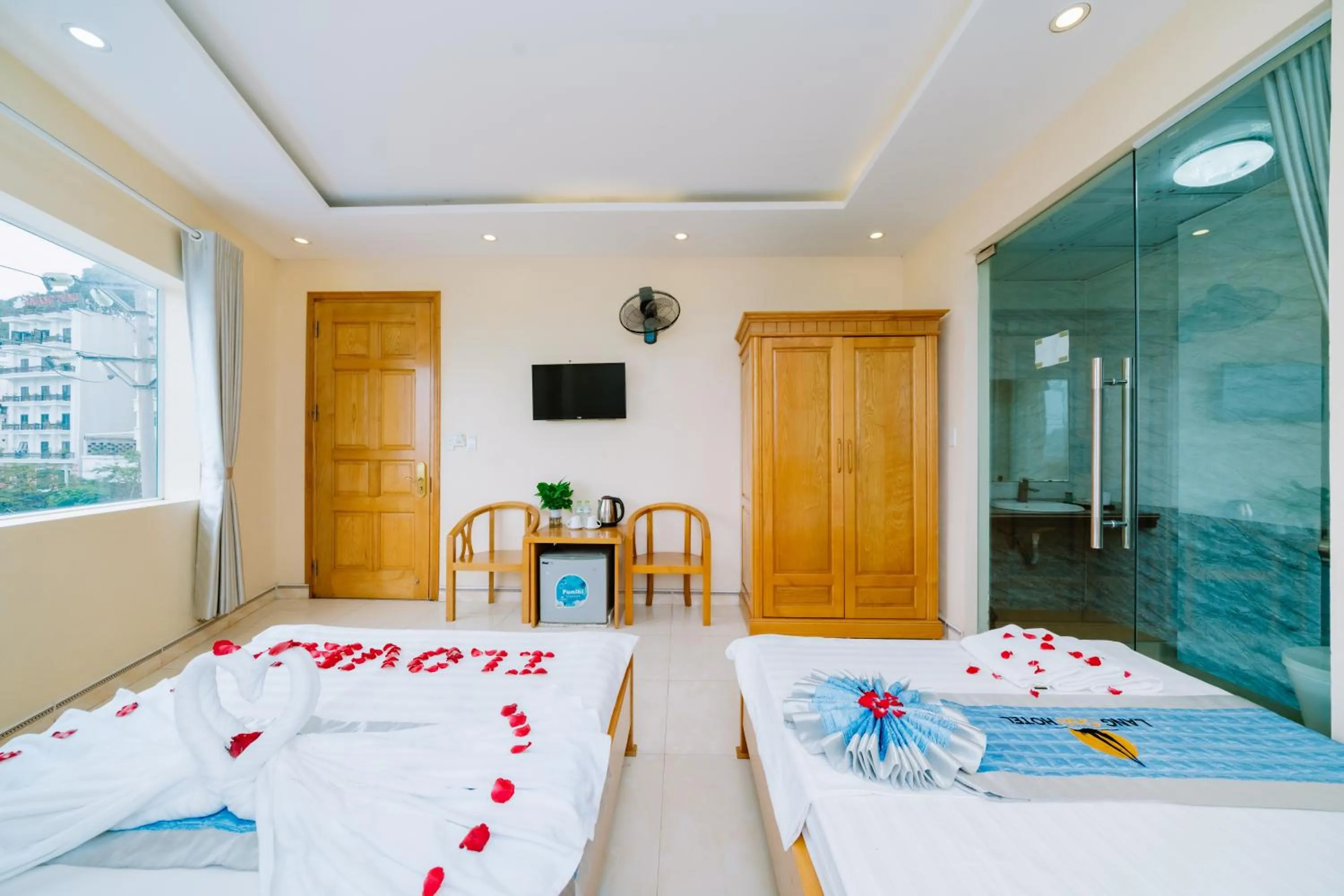 Bed in Lang Chai Hotel Cat Ba