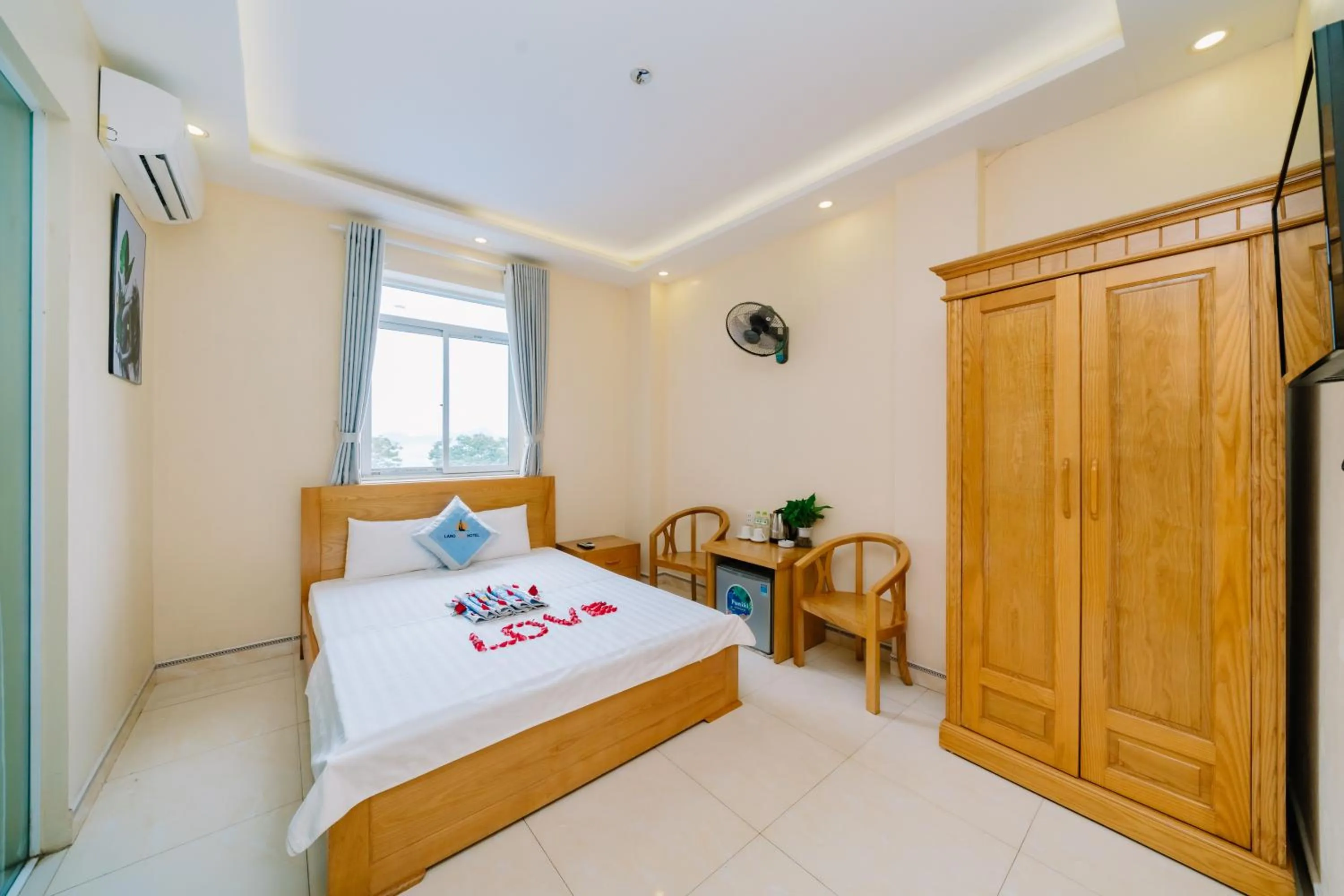 Bed in Lang Chai Hotel Cat Ba