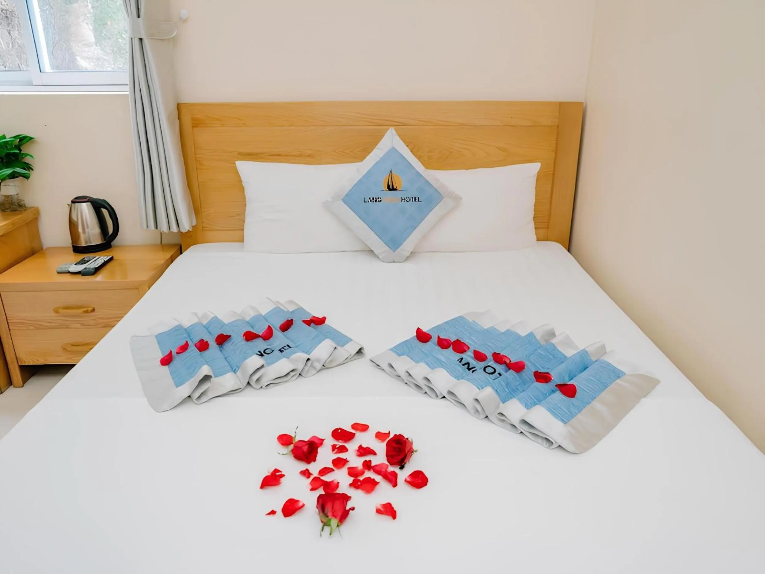 Bed in Lang Chai Hotel Cat Ba