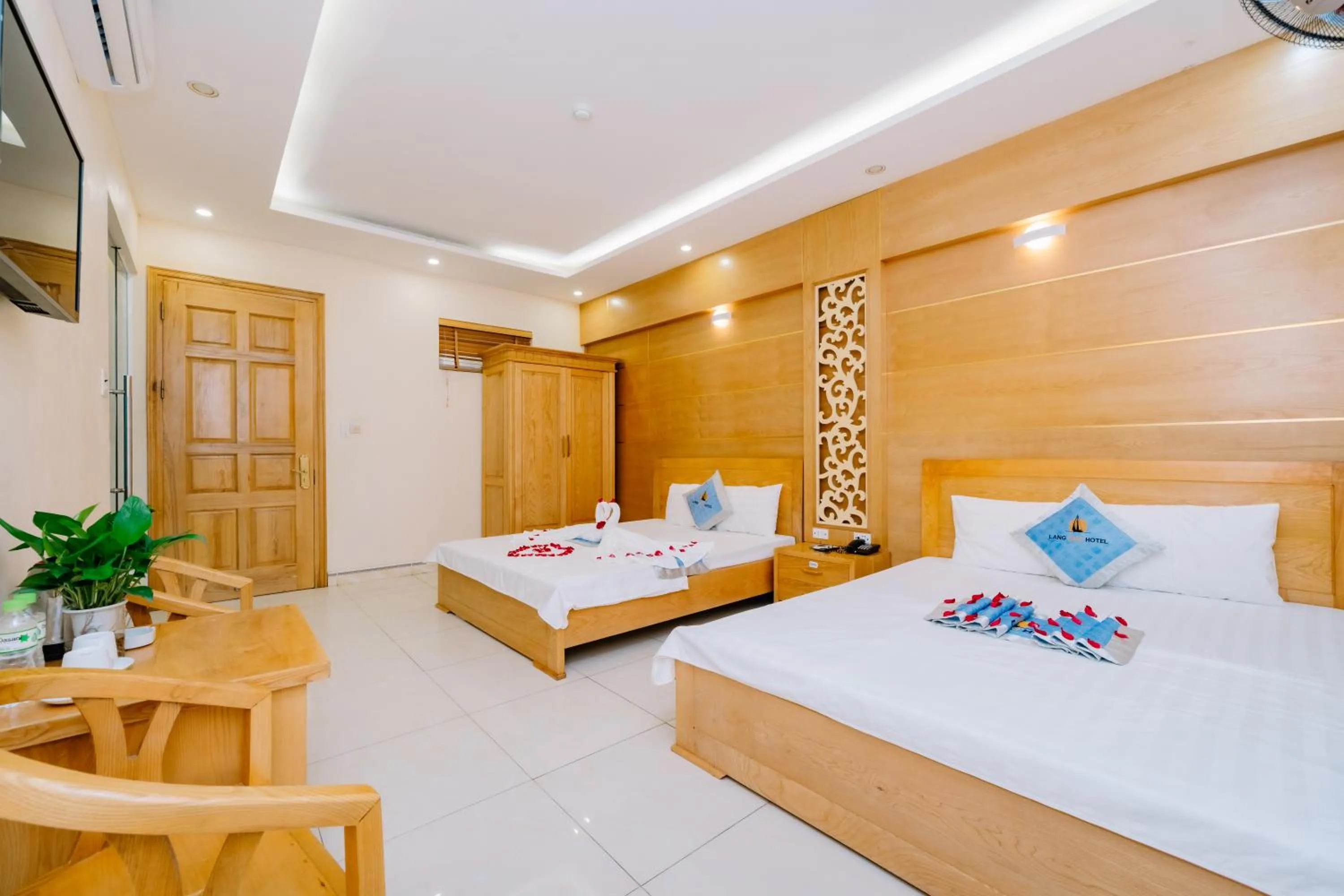 Bed in Lang Chai Hotel Cat Ba