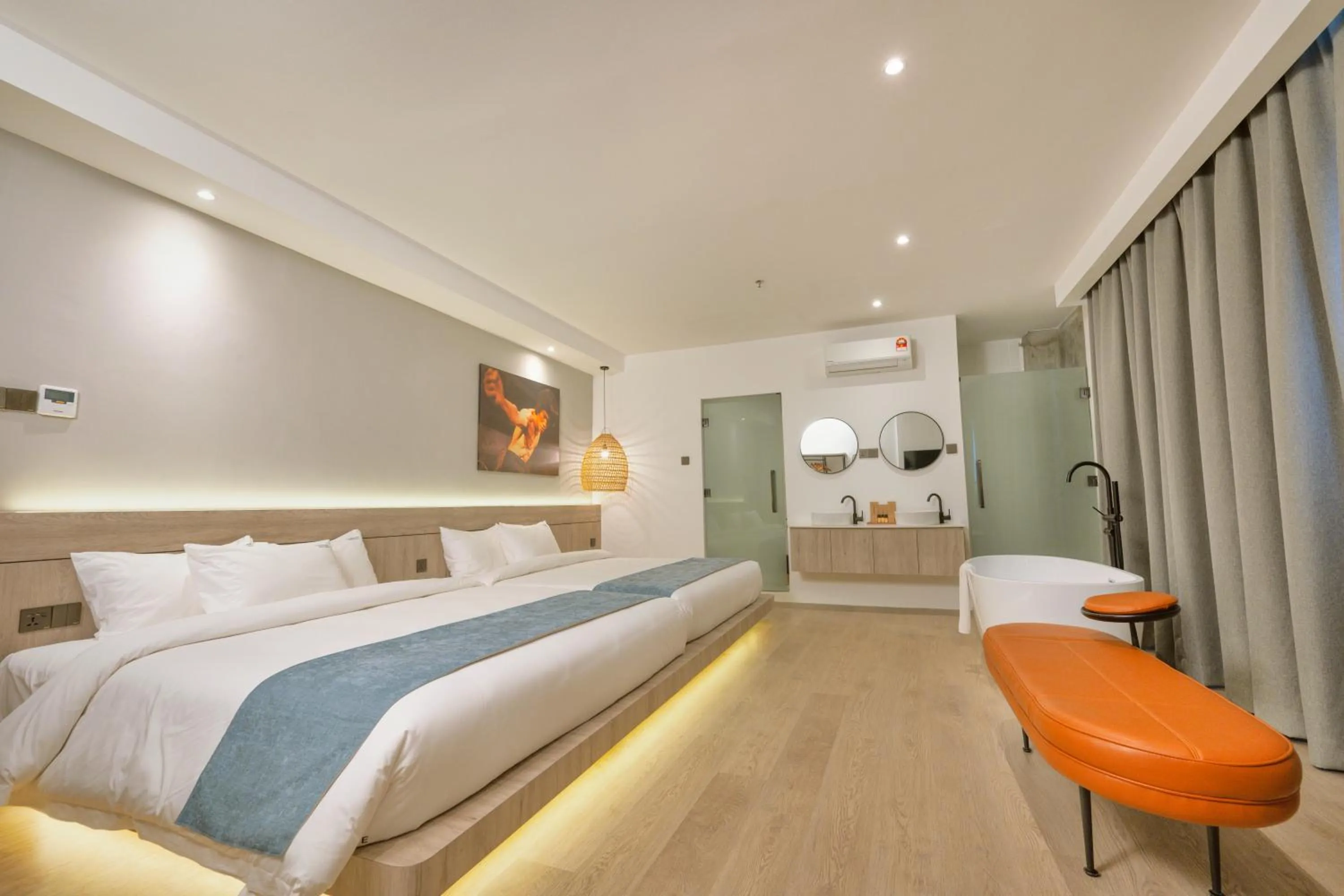 Photo of the whole room, Bed in Theatre Hotel