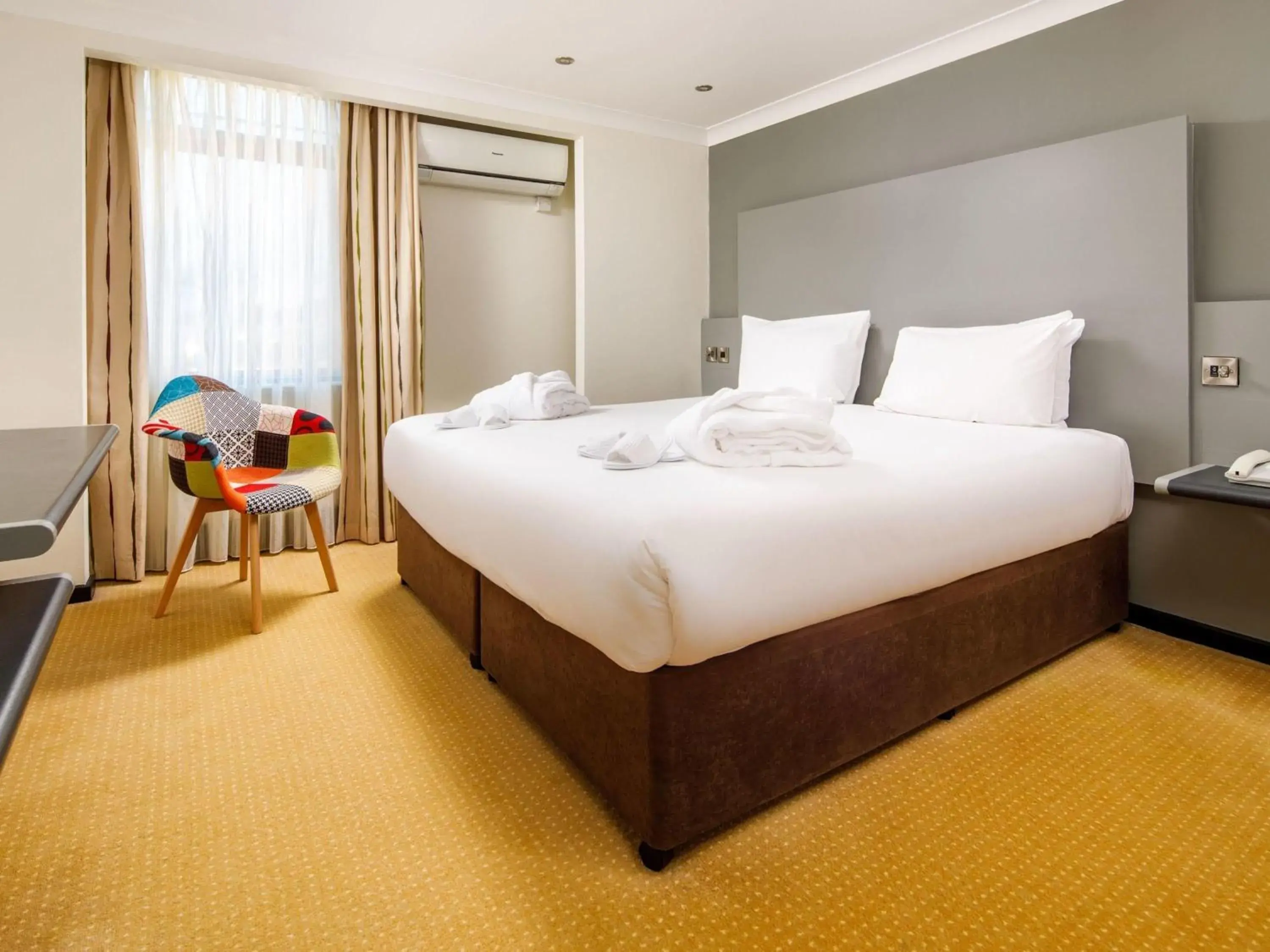 Bedroom, Bed in Mercure Chester Abbots Well Hotel Bedroom, Bed in Mercure Chester Abbots Well Hotel