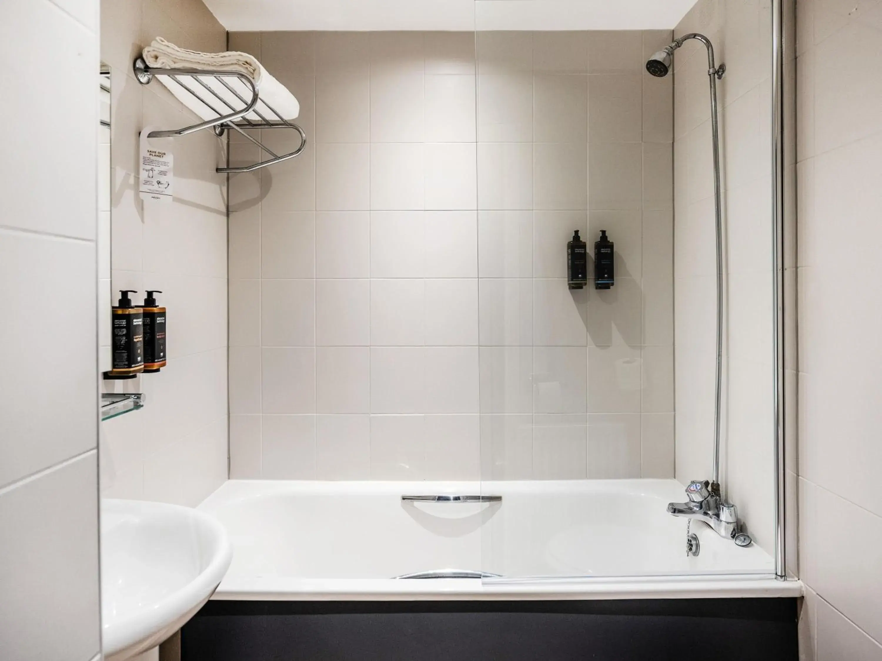 Bedroom in Mercure Chester Abbots Well Hotel Bedroom in Mercure Chester Abbots Well Hotel