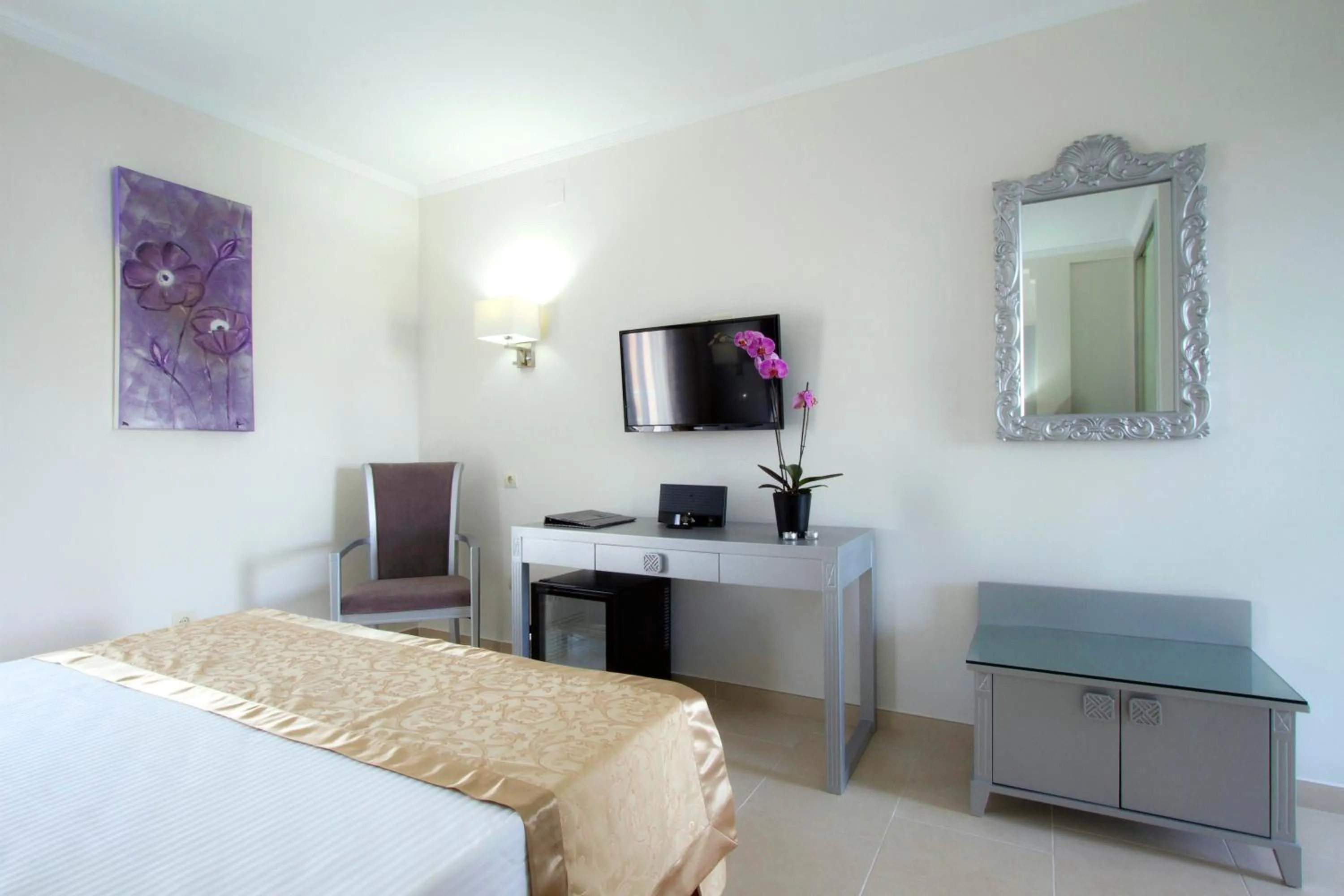Bedroom, Bed in Moon Dreams Torremolinos - Adults Recommended