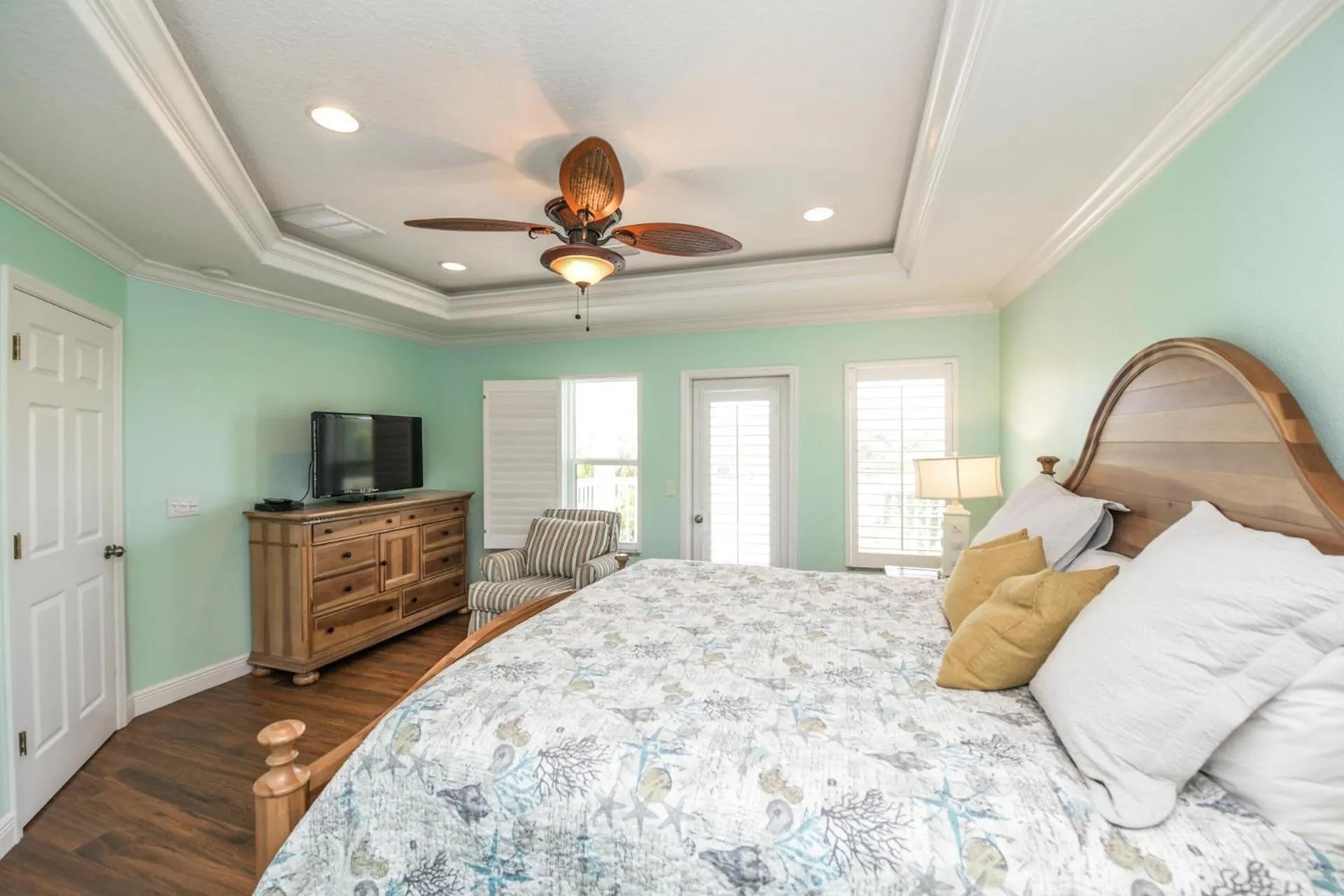 Bed in Blue Pineapple