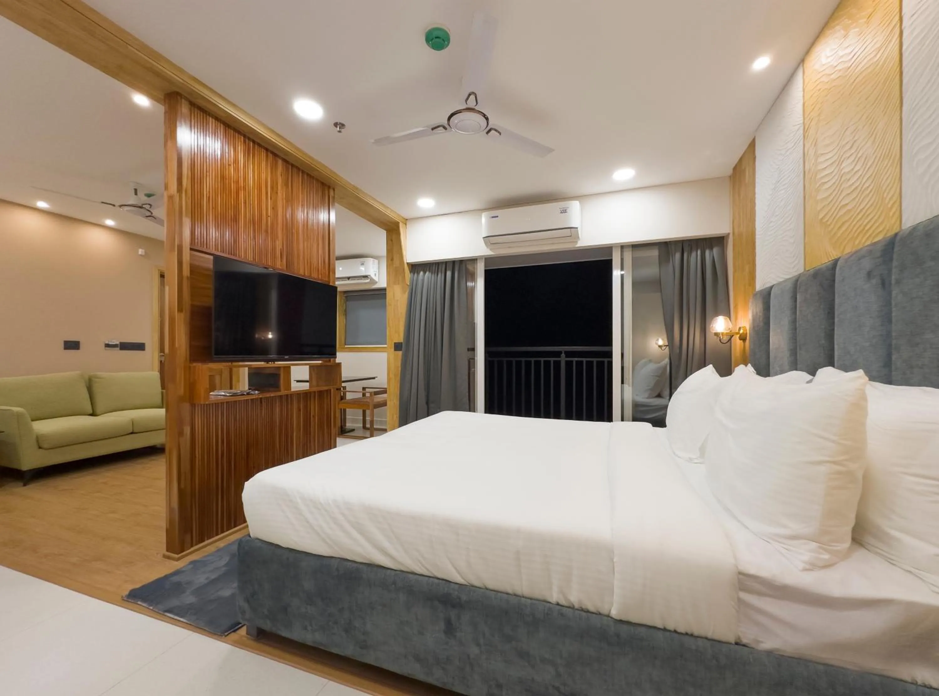TV and multimedia, Bed in The Habitat Suites-Walkable distance to Guruvayoor temple