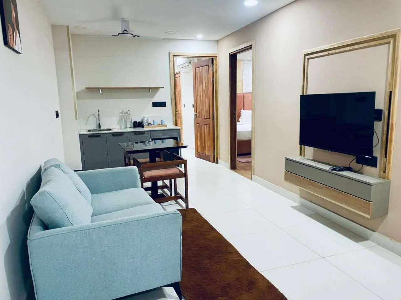 TV and multimedia in The Habitat Suites-Walkable distance to Guruvayoor temple