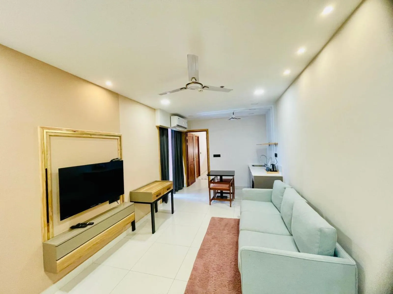 Communal lounge/ TV room in The Habitat Suites-Walkable distance to Guruvayoor temple