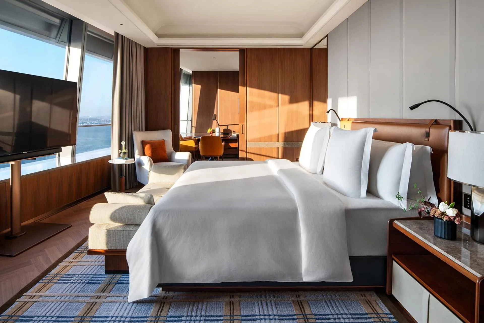 Seating area, Bed in Four Seasons Hotel Dalian