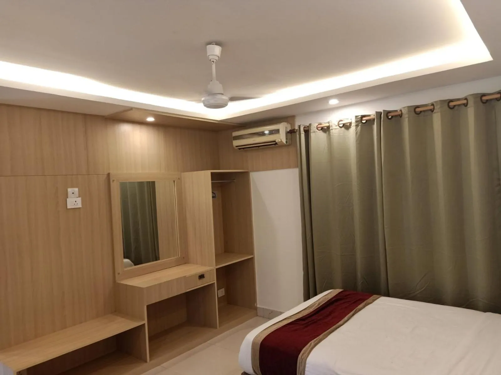 Bathroom, Bed in Hotel Parkland