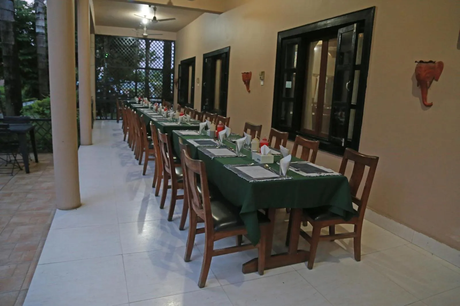 Restaurant/places to eat in Hotel Parkland