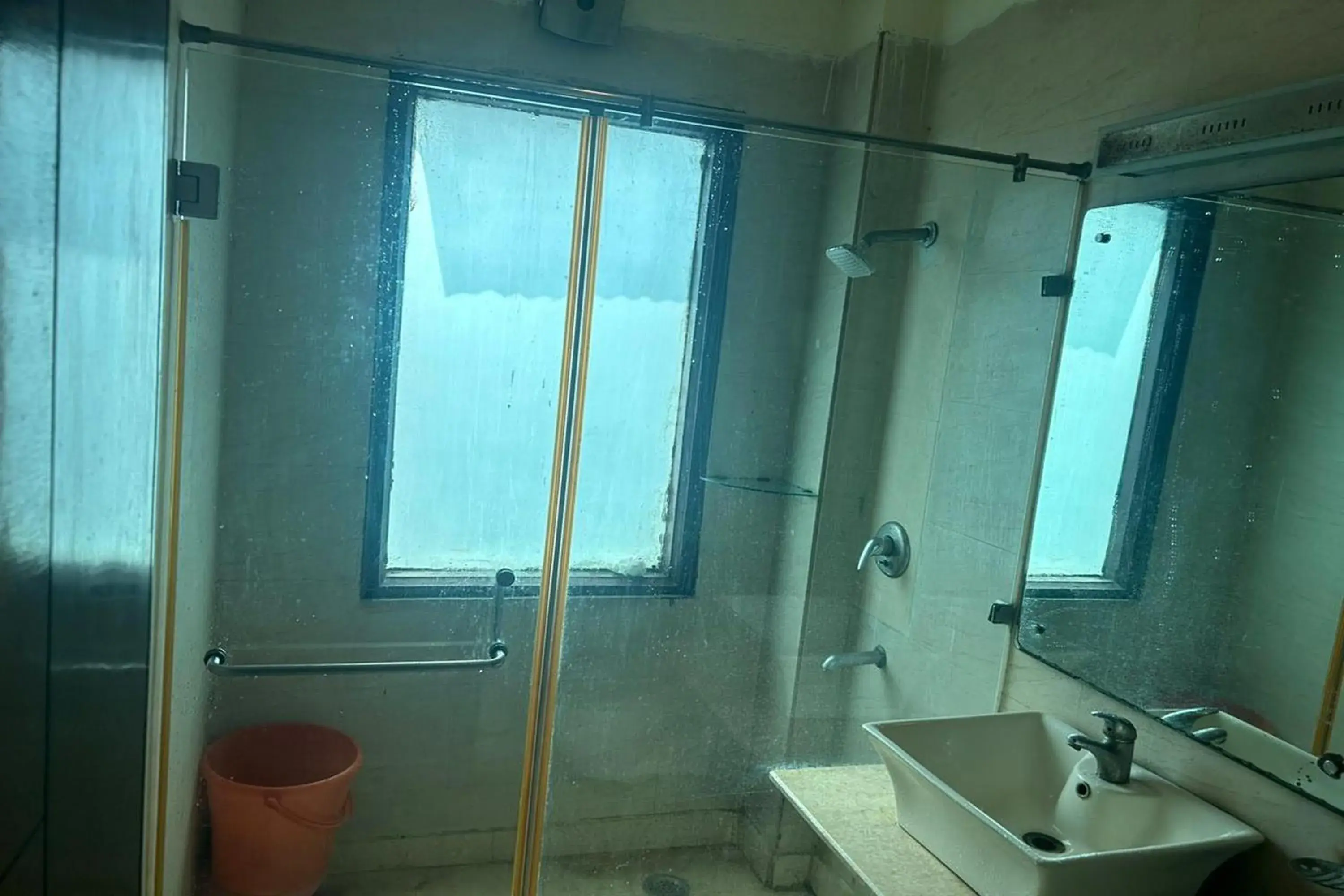 Shower in The Metropolis Guest House Near RK Ashram Metro Station Shower in The Metropolis Guest House Near RK Ashram Metro Station