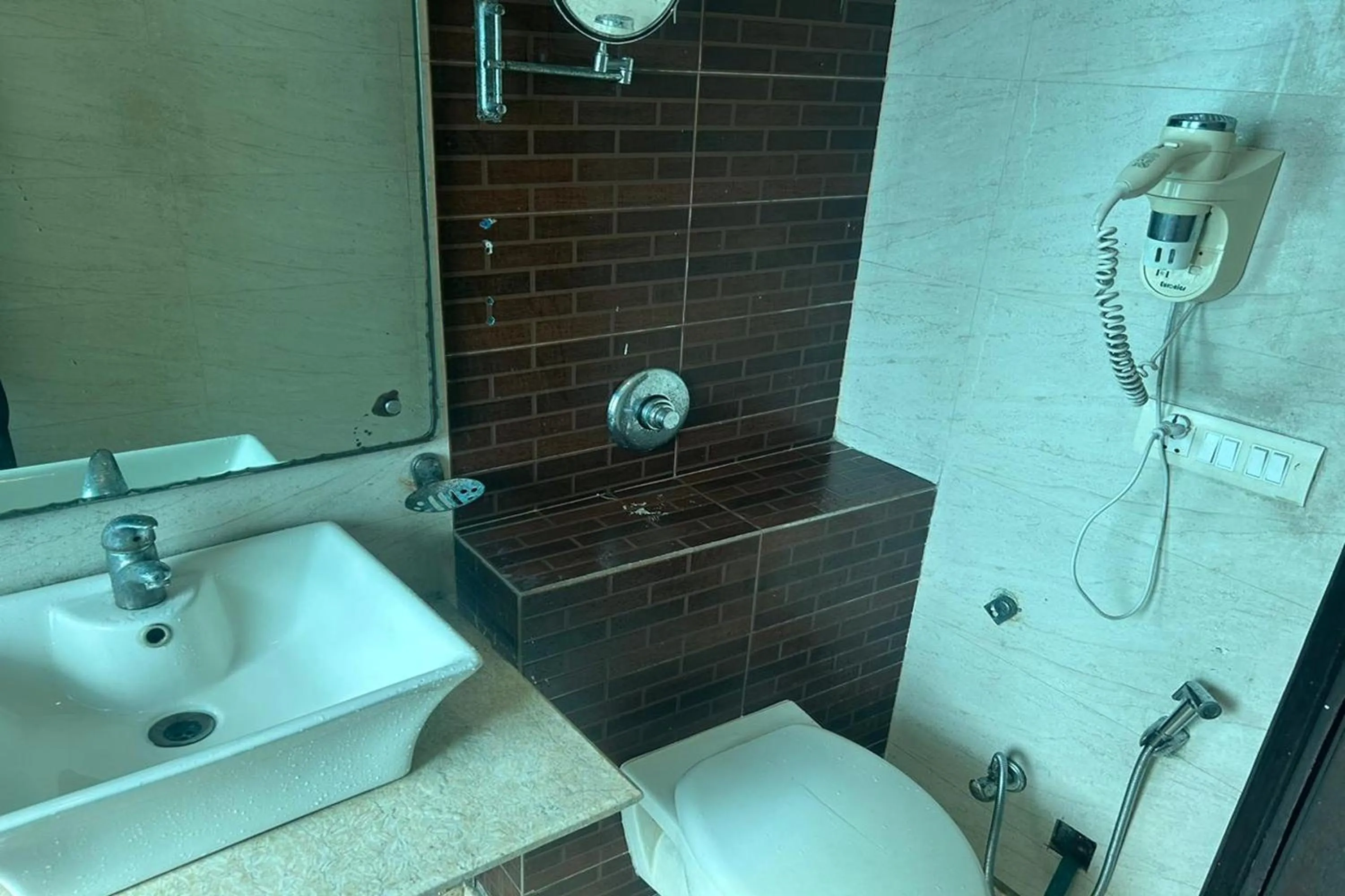 Shower in The Metropolis Guest House Near RK Ashram Metro Station