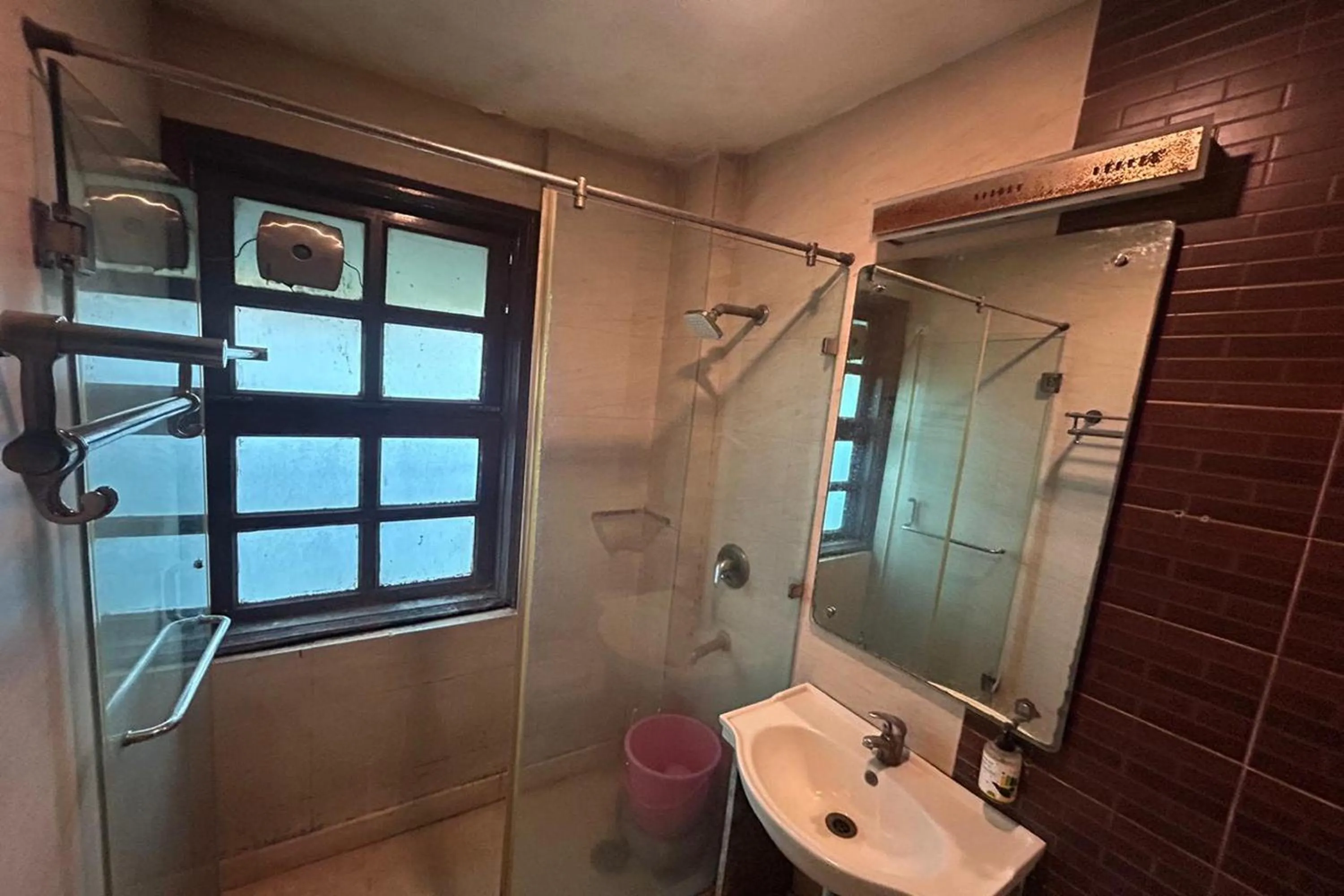 Shower in The Metropolis Guest House Near RK Ashram Metro Station
