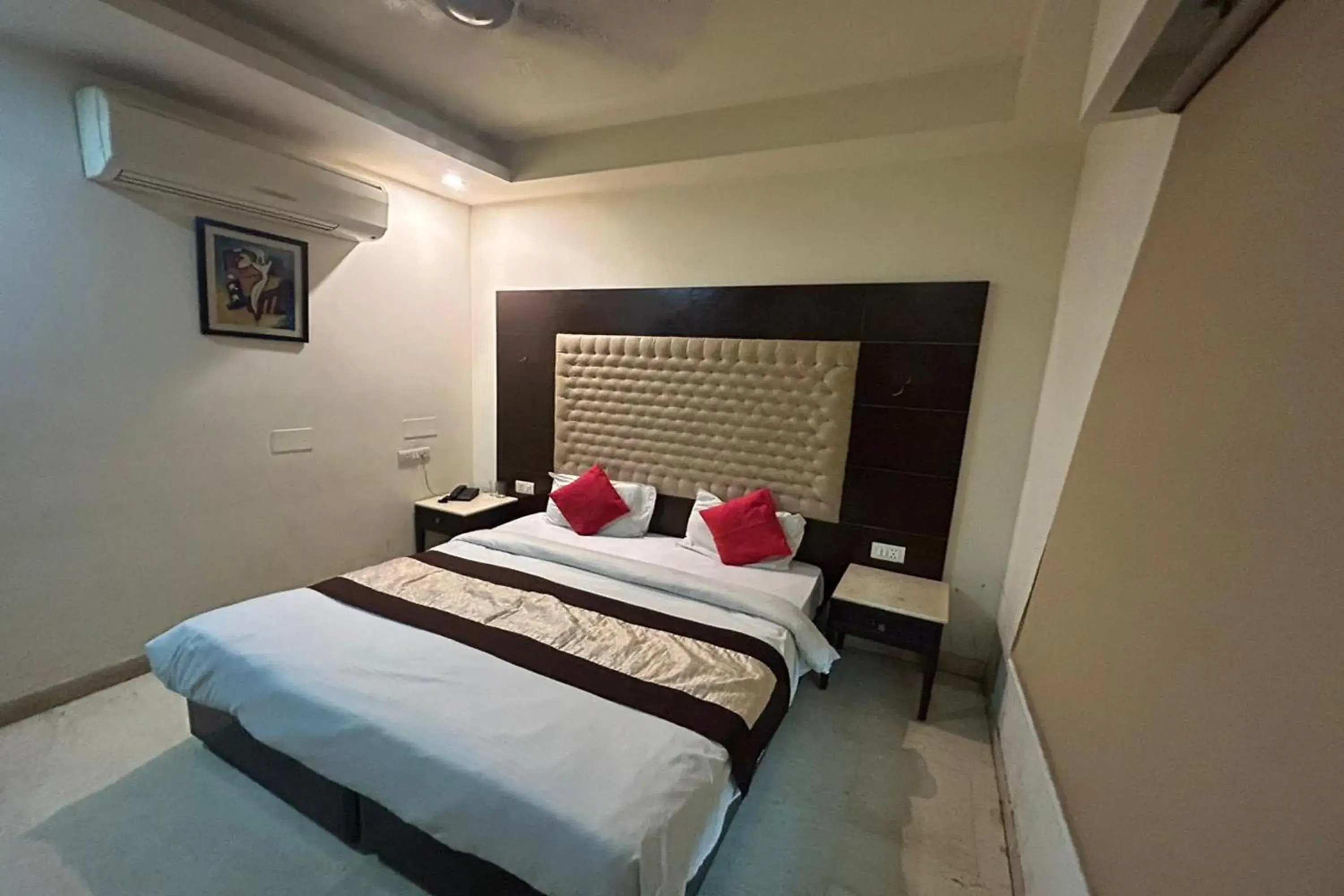 Bed in The Metropolis Guest House Near RK Ashram Metro Station Bed in The Metropolis Guest House Near RK Ashram Metro Station