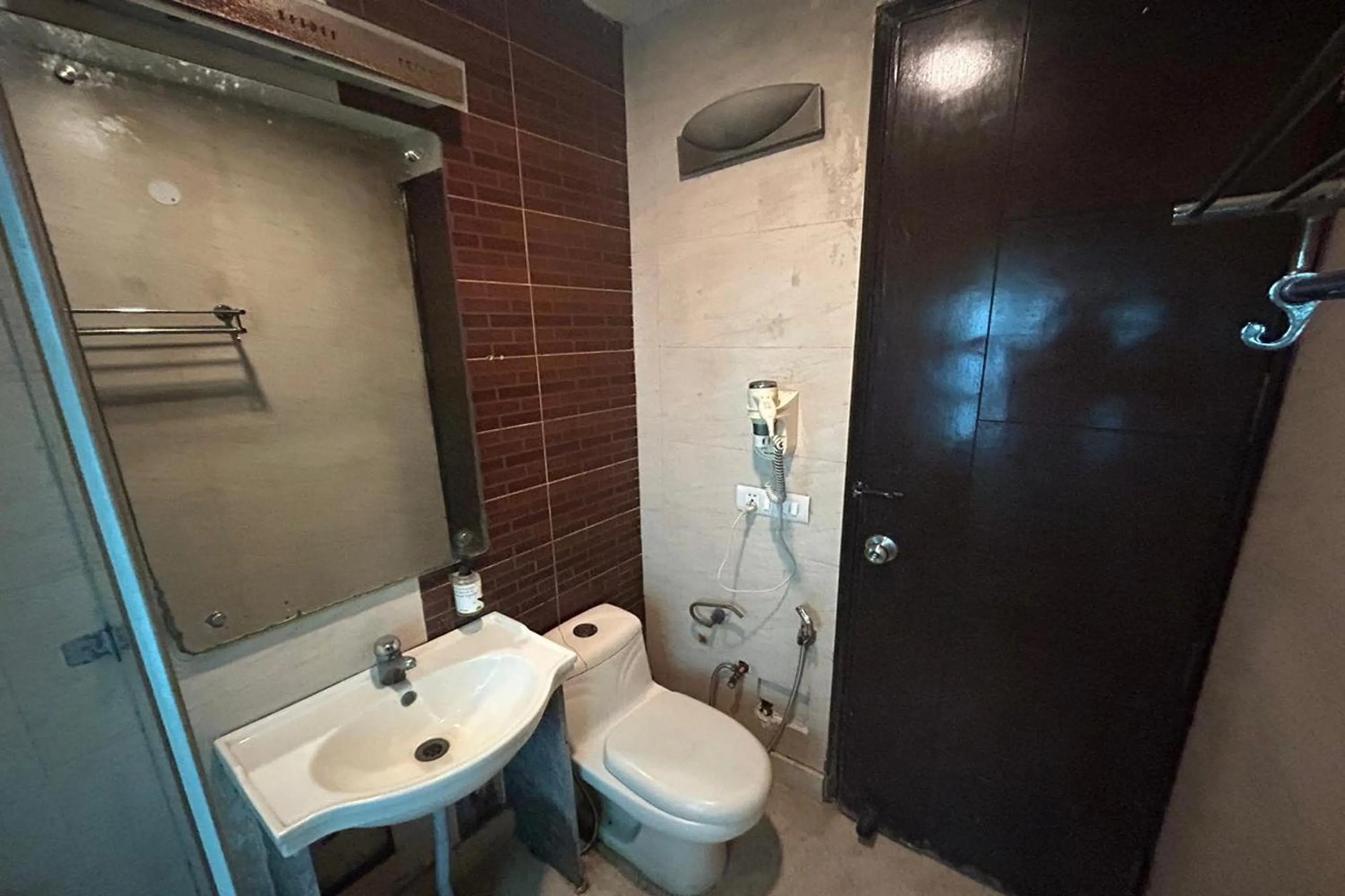Bathroom in The Metropolis Guest House Near RK Ashram Metro Station
