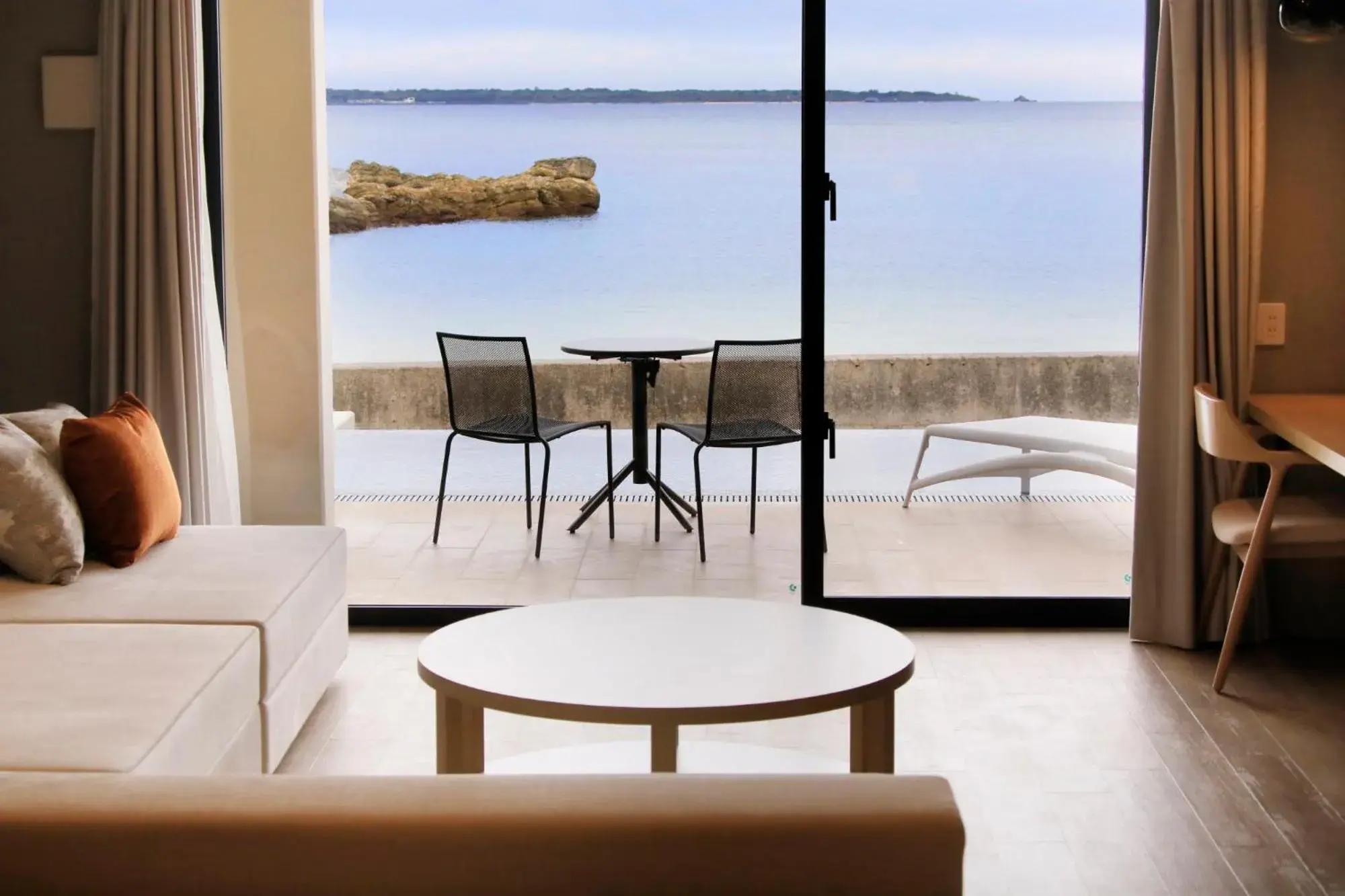 Living room, Bed in VIVOVIVA石垣島 Living room, Bed in VIVOVIVA石垣島