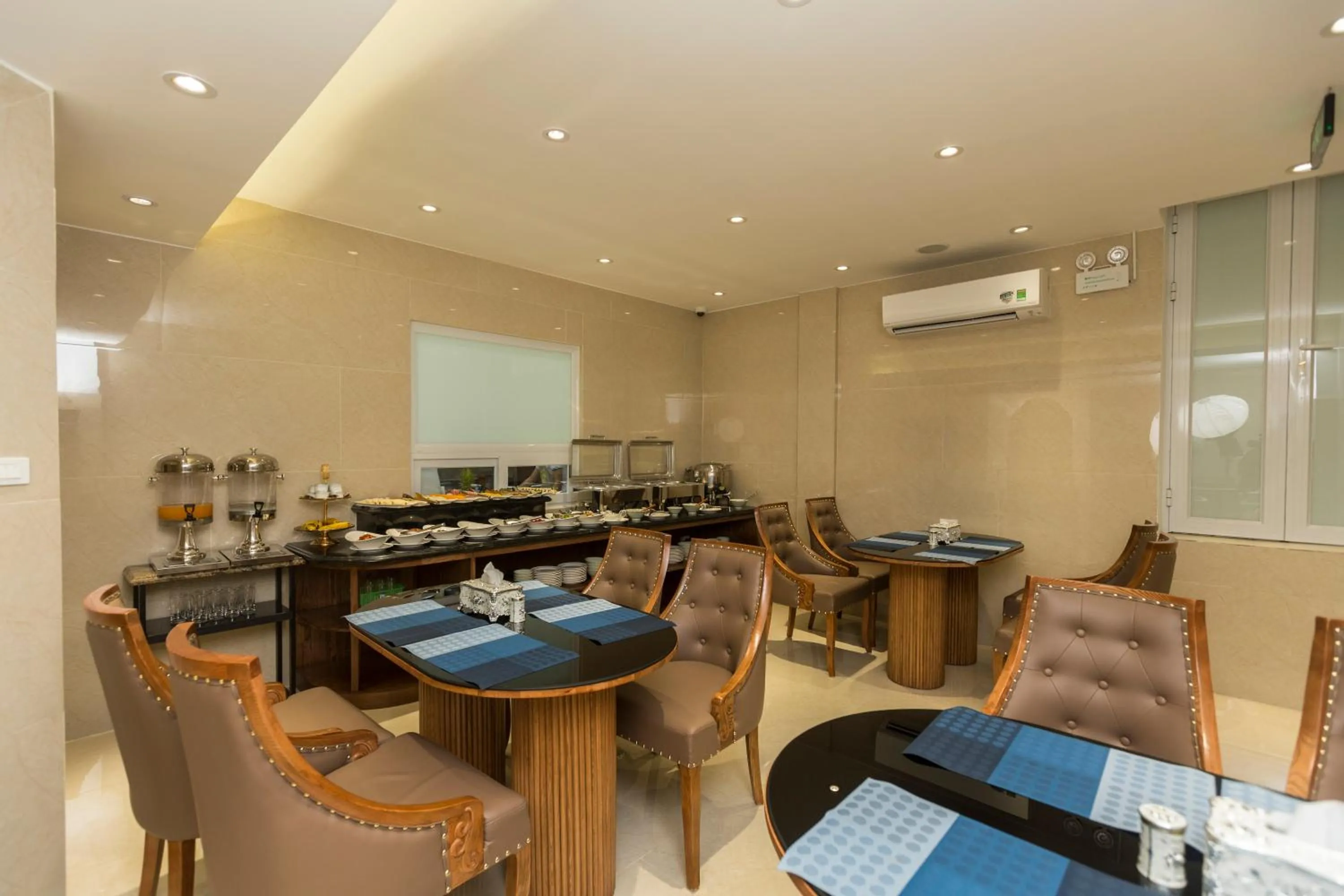 Restaurant/places to eat in Blubiz Hotel 8