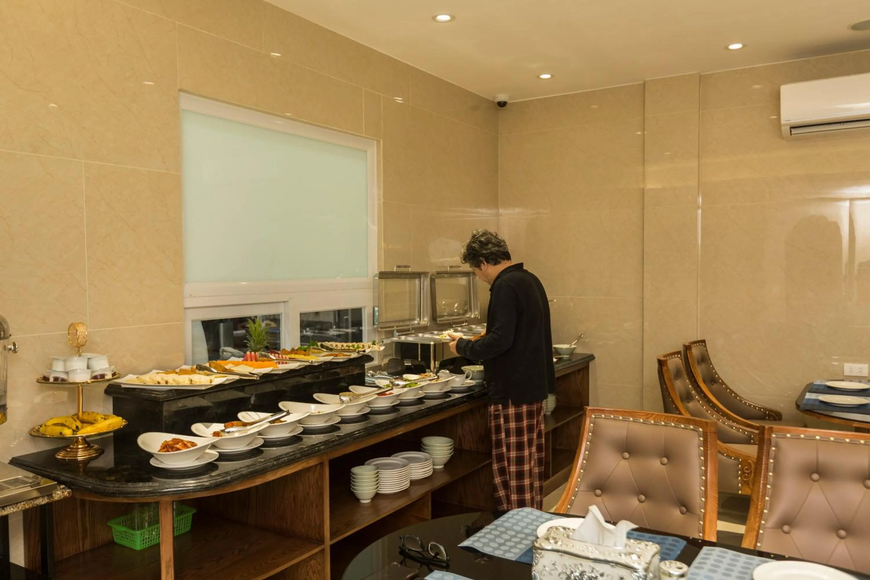 Restaurant/places to eat in Blubiz Hotel 8